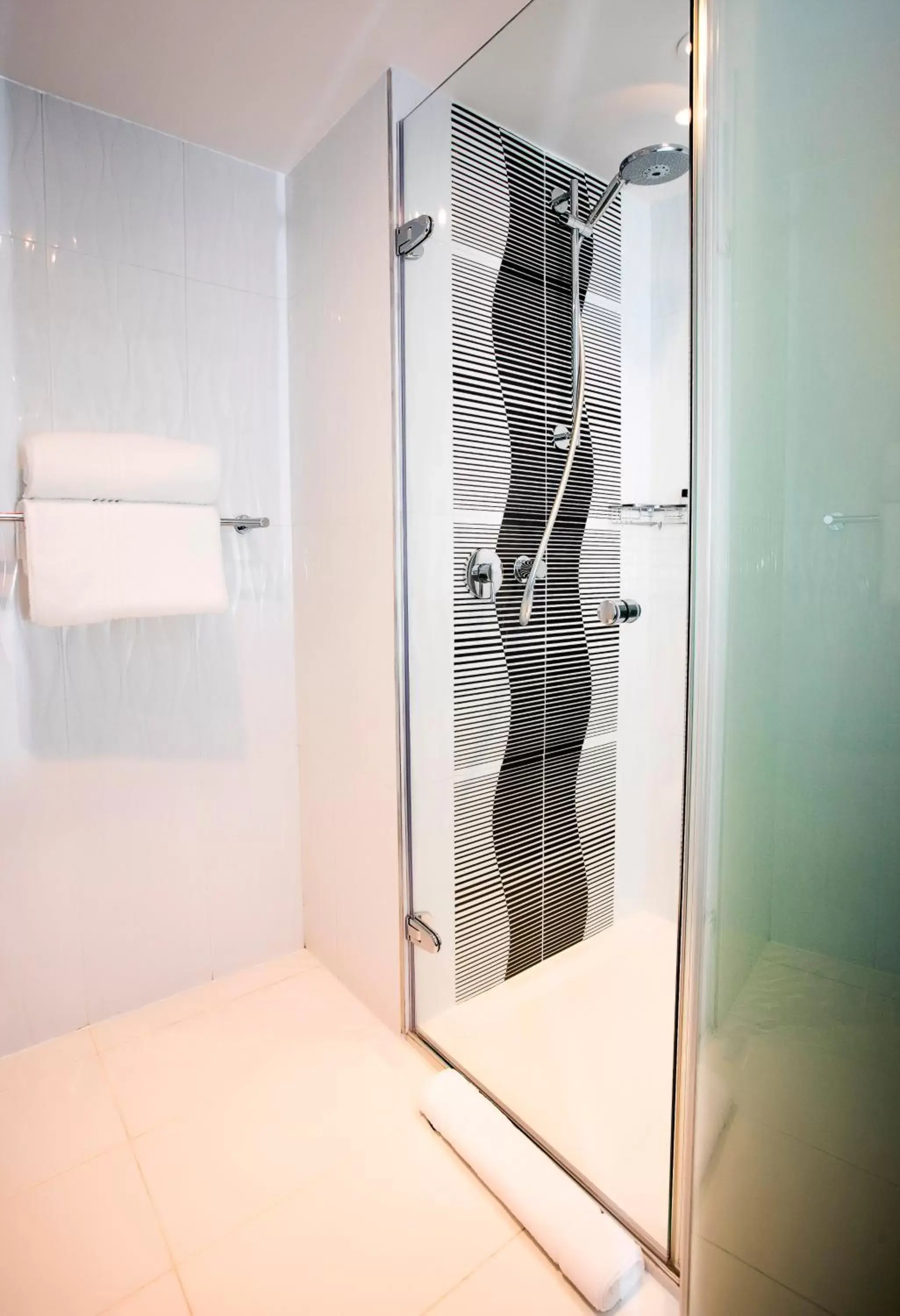 Shower, Bathroom in Signature Lux Hotel by ONOMO, Waterfront