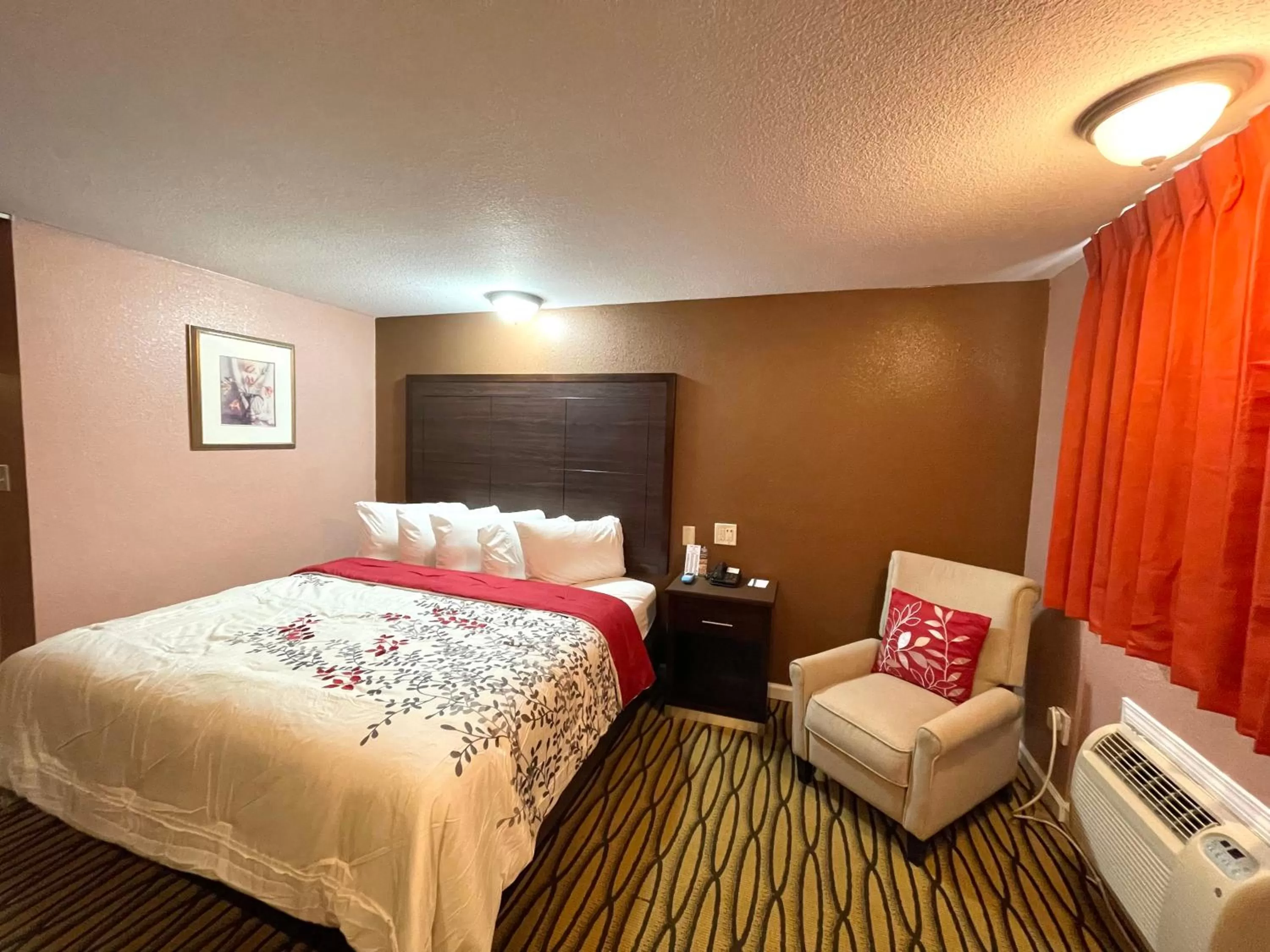 Bed in Annie Oakley Motel Oakley