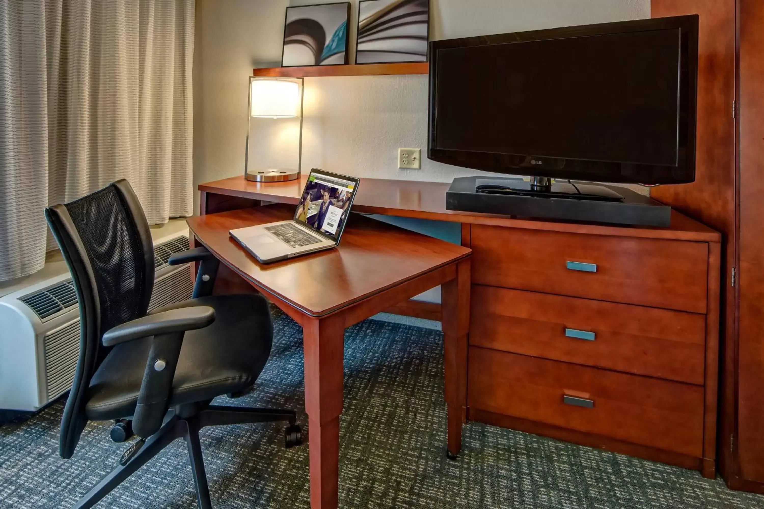 Photo of the whole room, TV/Entertainment Center in Courtyard by Marriott Memphis Southaven