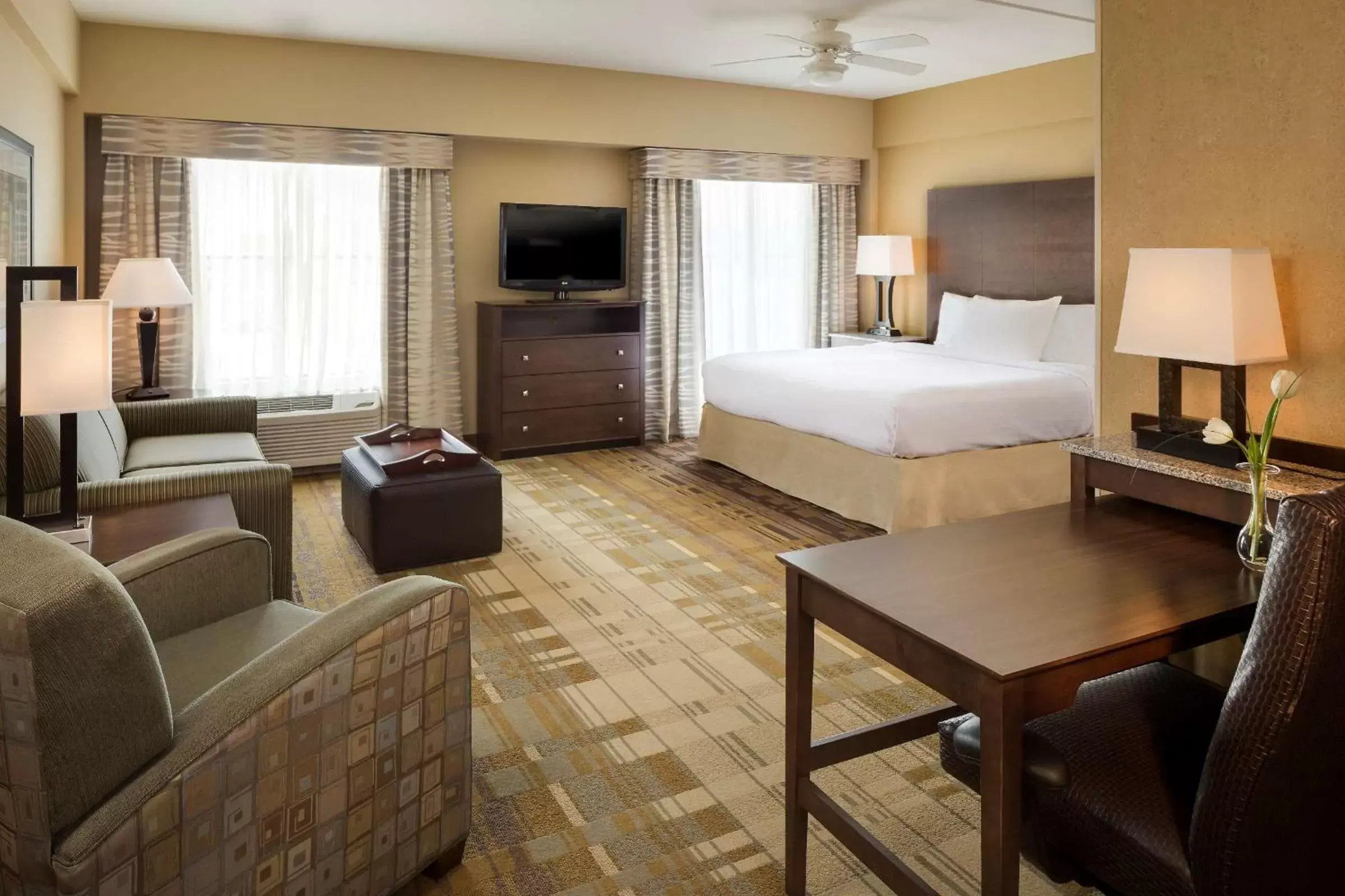 Bedroom, Seating Area in Homewood Suites by Hilton Coralville - Iowa River Landing