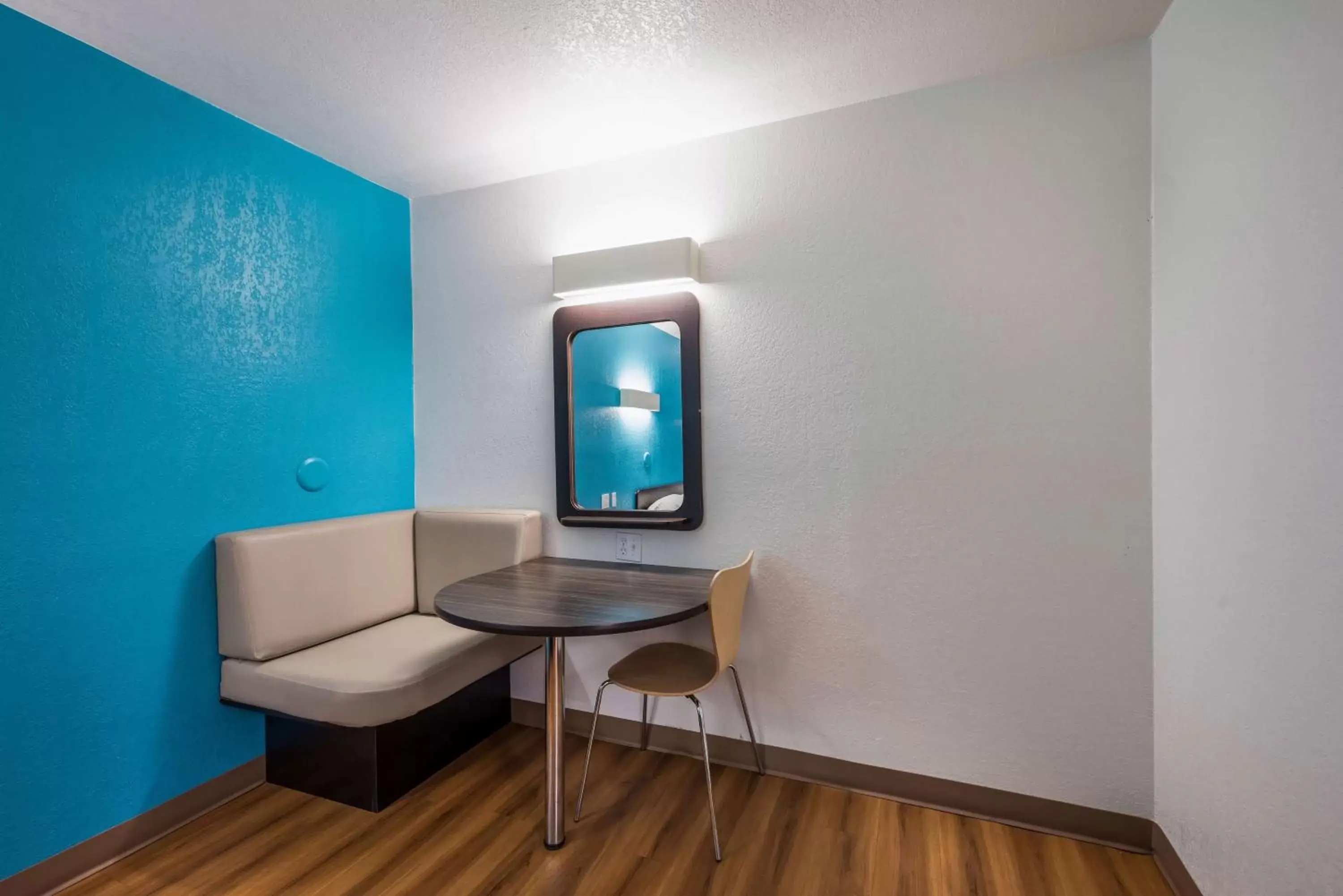 Seating area, TV/Entertainment Center in Motel 6-Irving, TX - Irving DFW Airport East