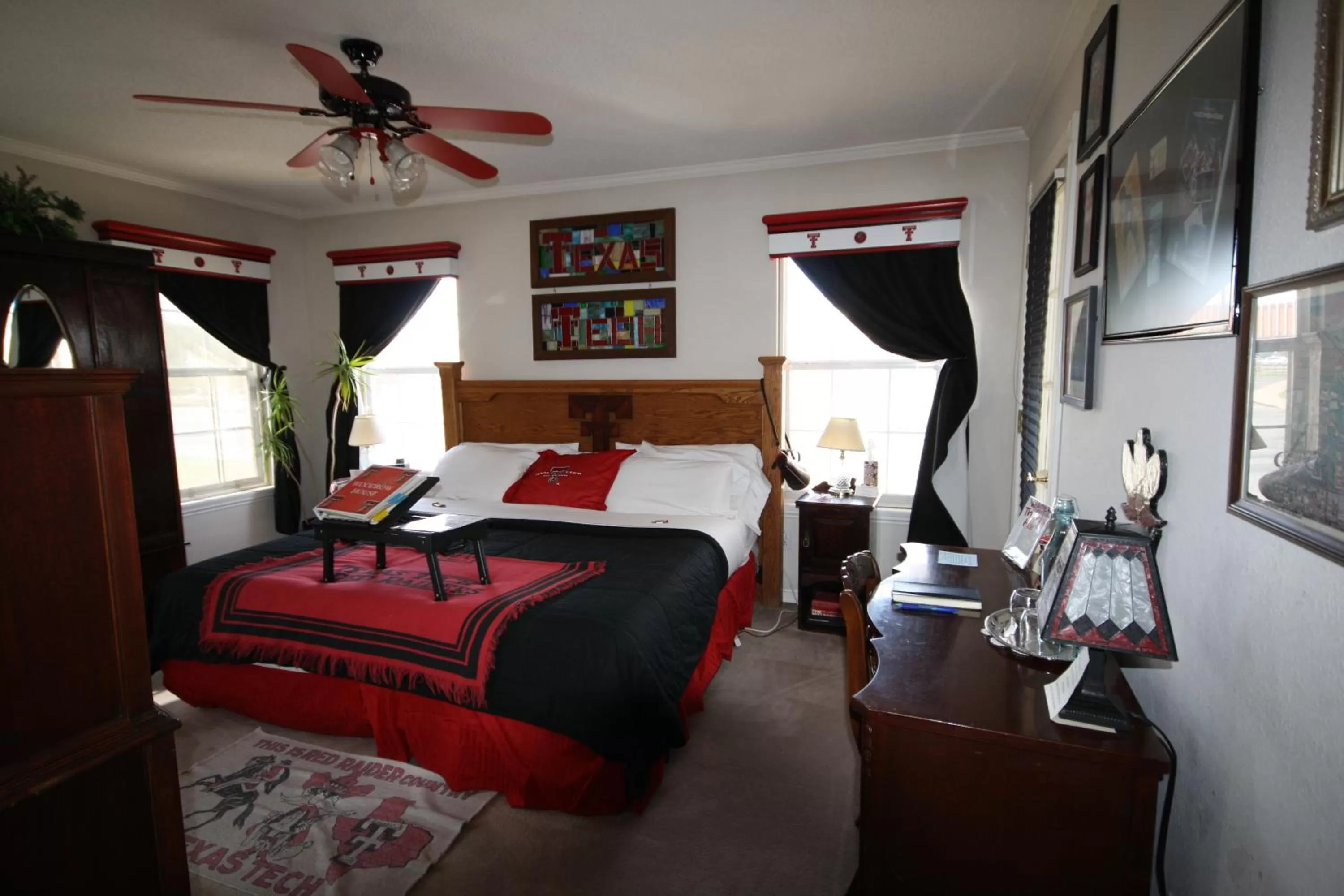 Decorative detail, Bed in Woodrow House Bed & Breakfast