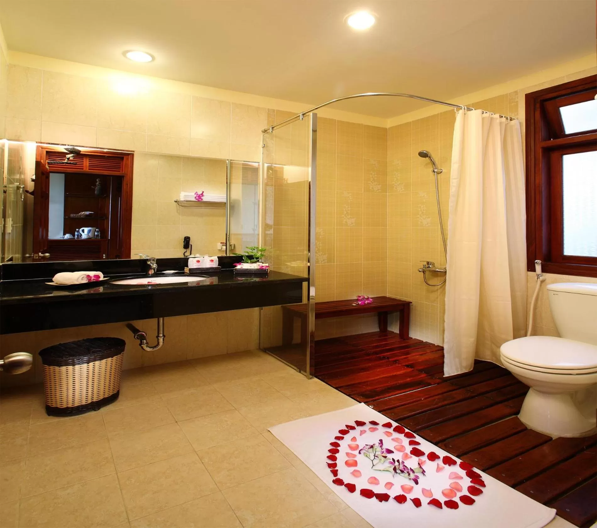 Shower in Golden Coast Resort & Spa