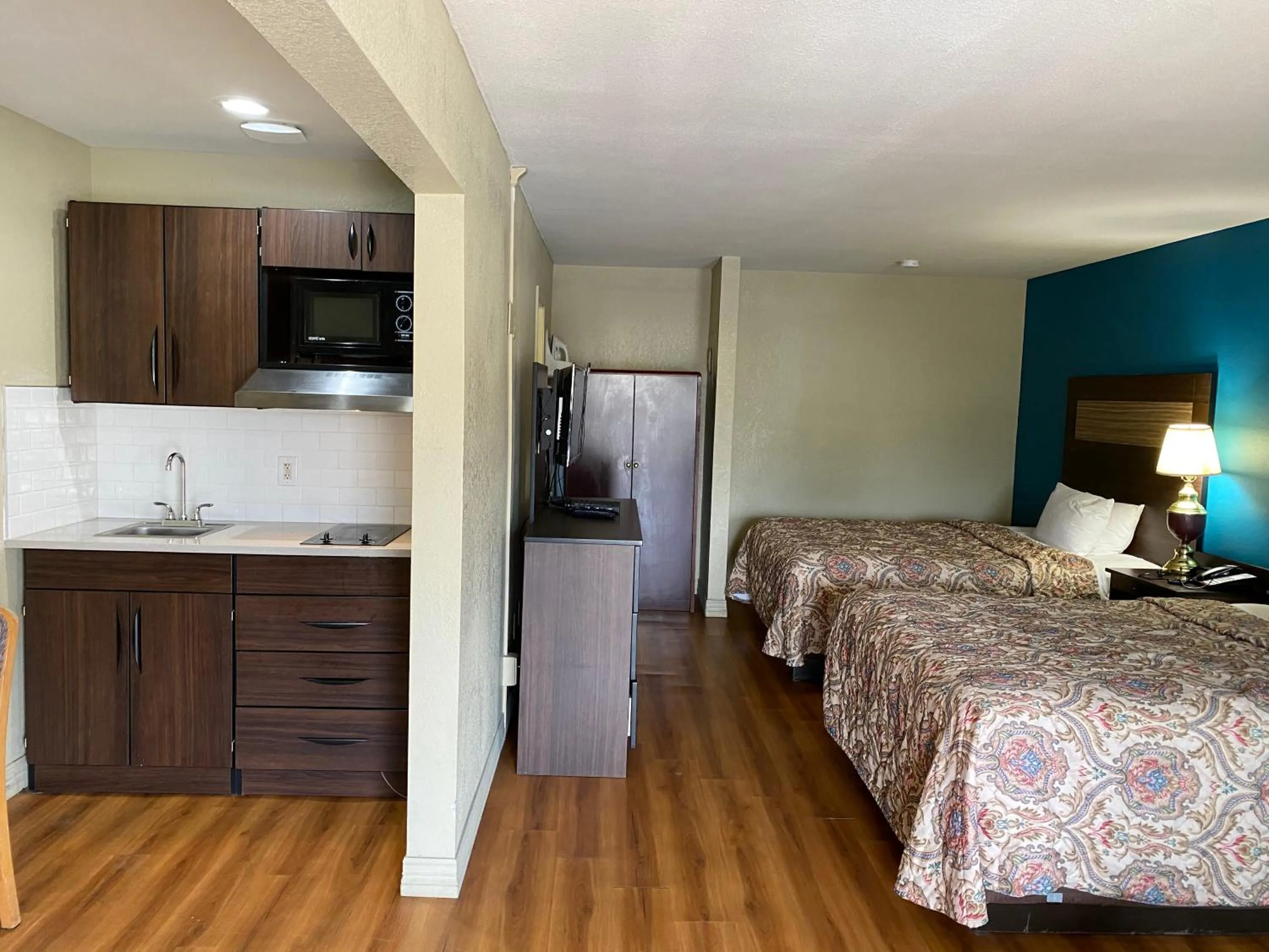 Kitchen or kitchenette, Bed in Stratford House Inn and Suites Temple