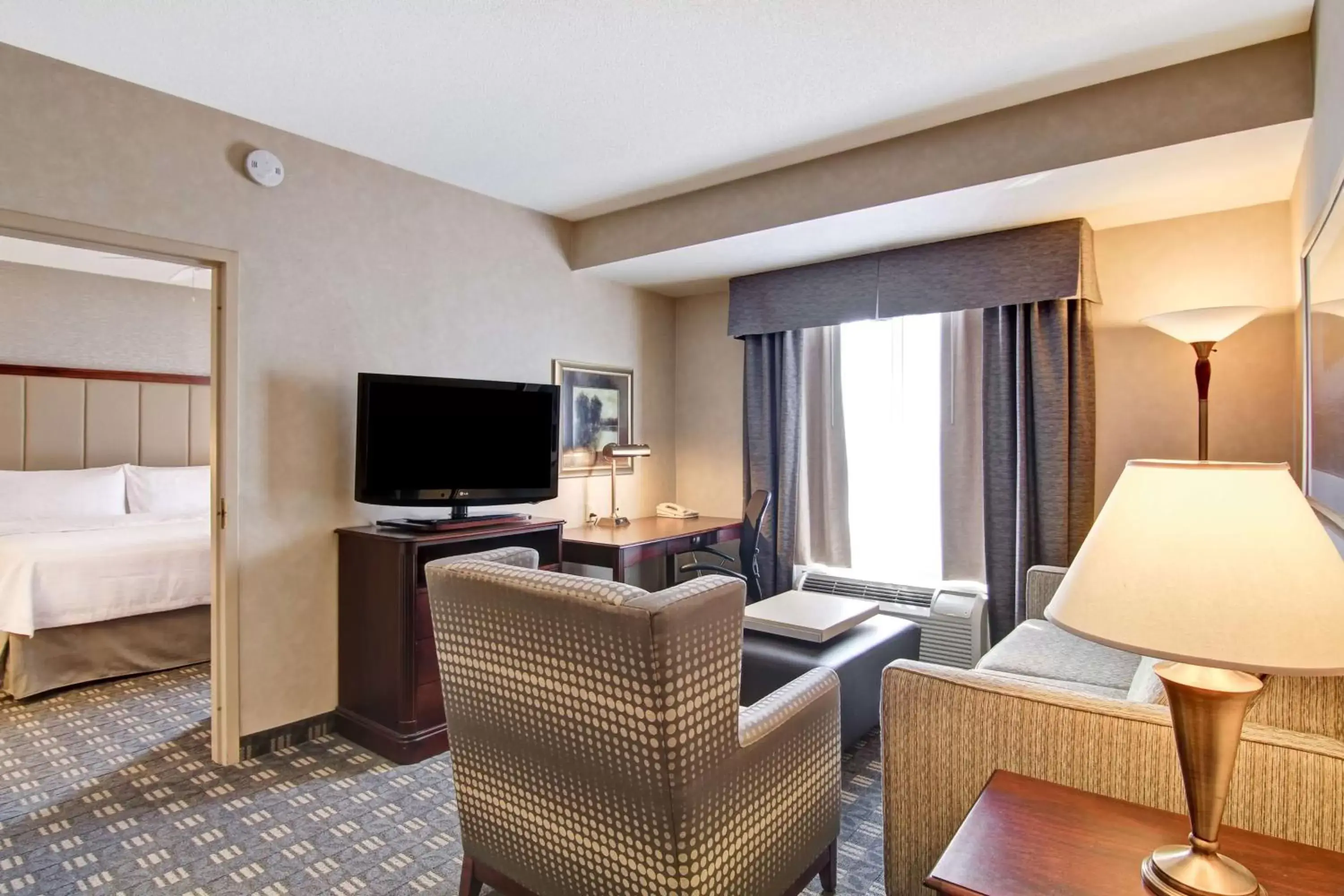 Bedroom, TV/Entertainment Center in Homewood Suites by Hilton Toronto-Oakville