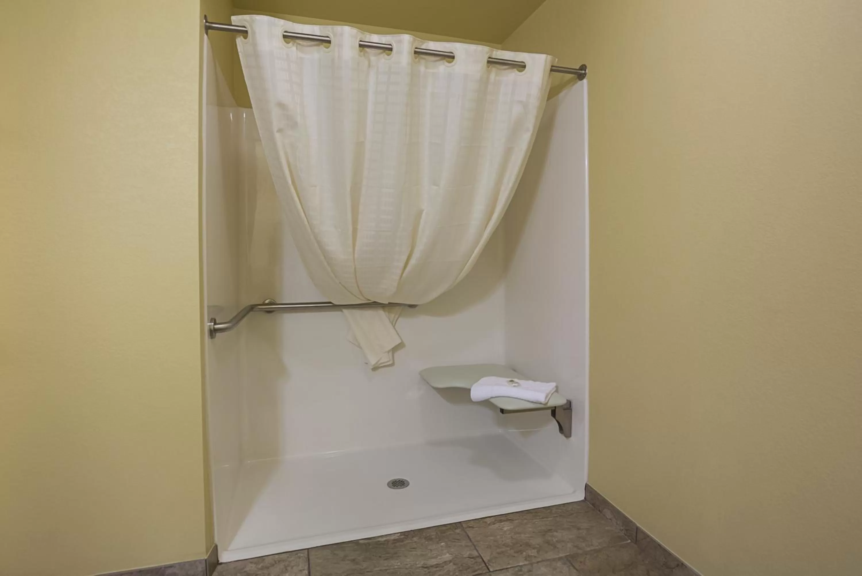 Shower in Cobblestone Inn & Suites - Altamont