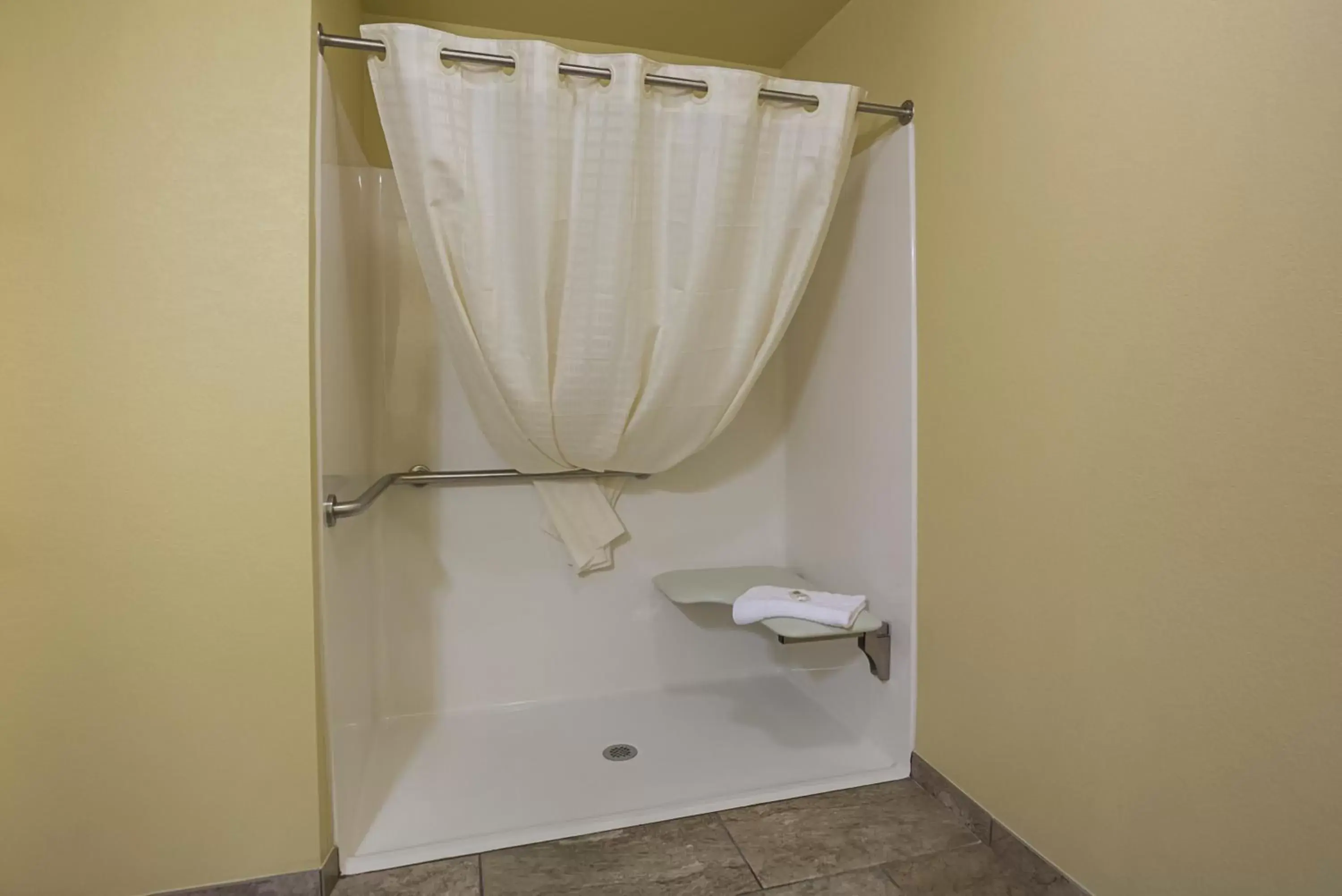 Shower, Bathroom in Cobblestone Inn & Suites - Altamont