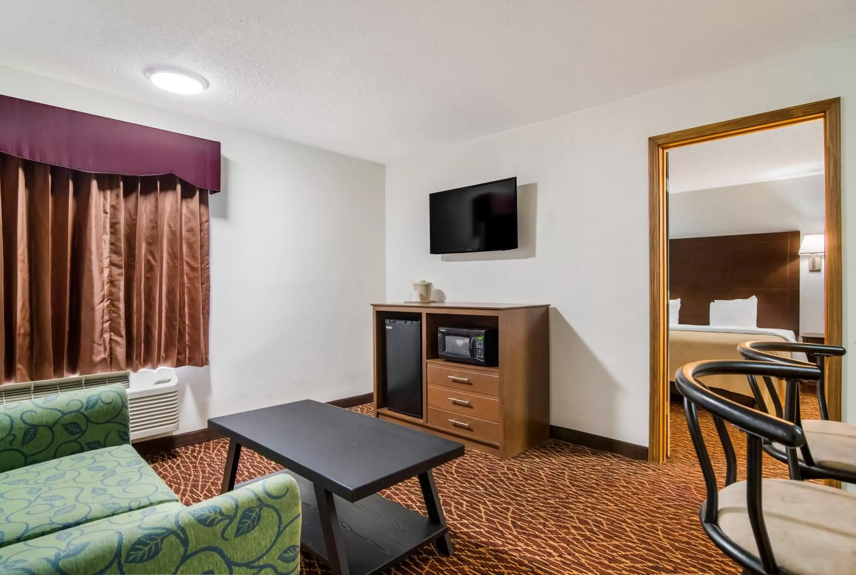 Seating area, TV/Entertainment Center in Quality Inn Marietta