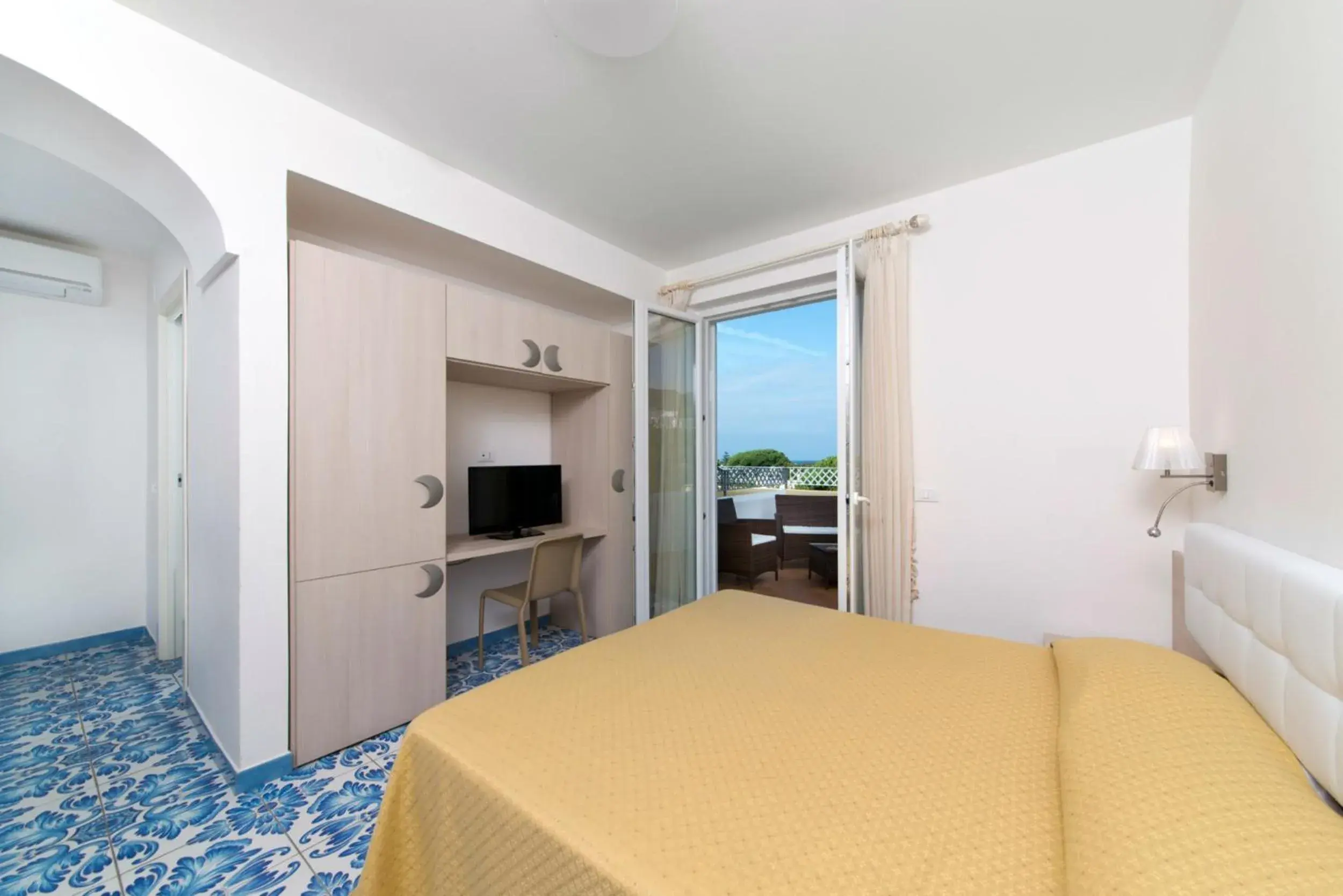 Superior Double Room with Sea View Terrace in Family Spa Hotel Le Canne