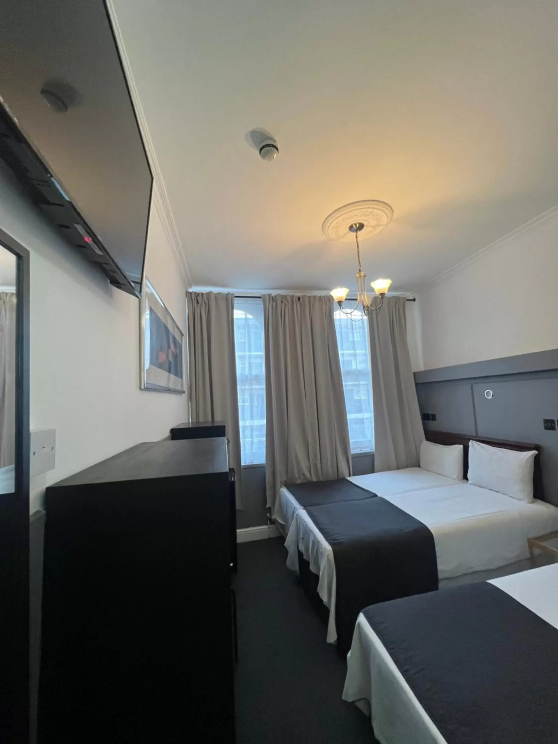 Property building, Bed in Plaza London Hotel