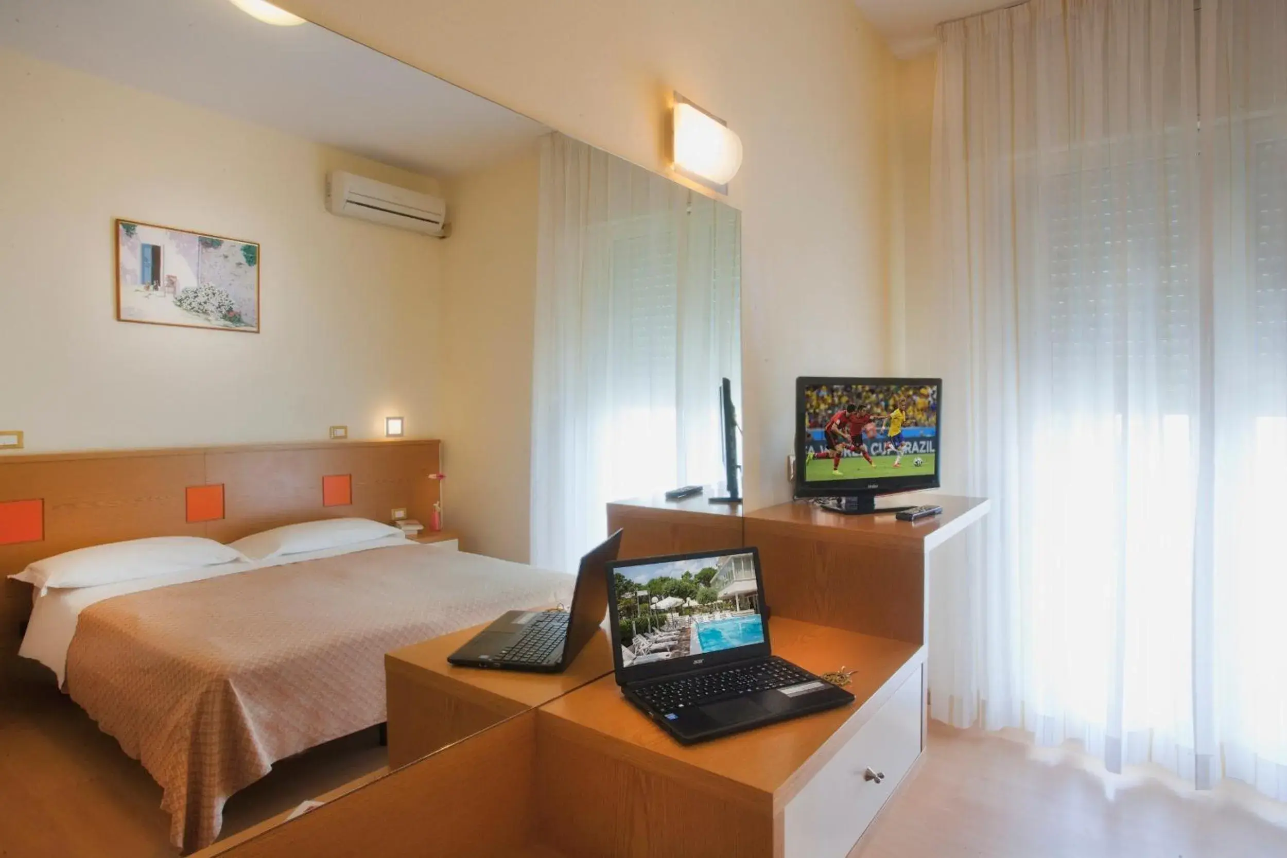 TV and multimedia, Bed in Hotel Ridolfi