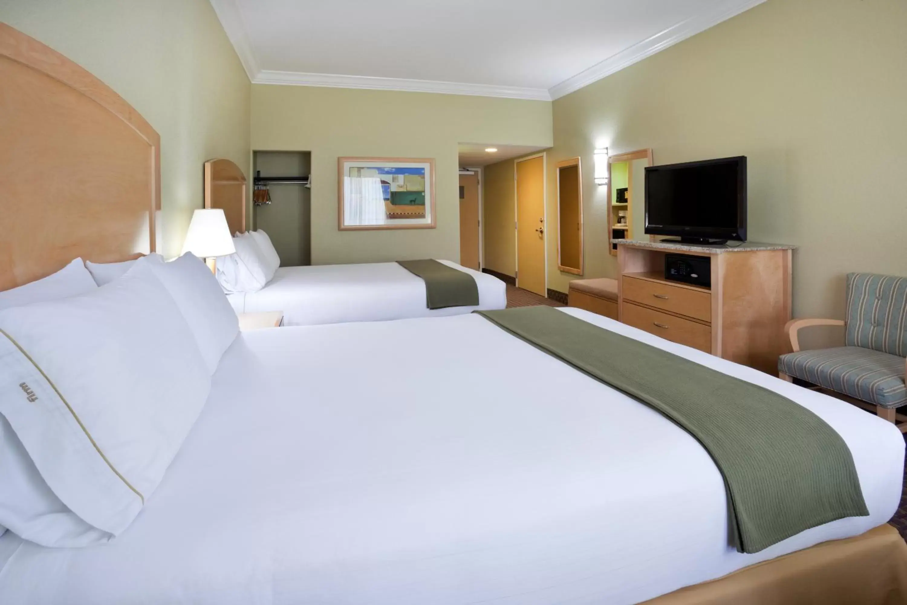 Photo of the whole room, Bed in Holiday Inn Express Hotel & Suites Vacaville, an IHG Hotel