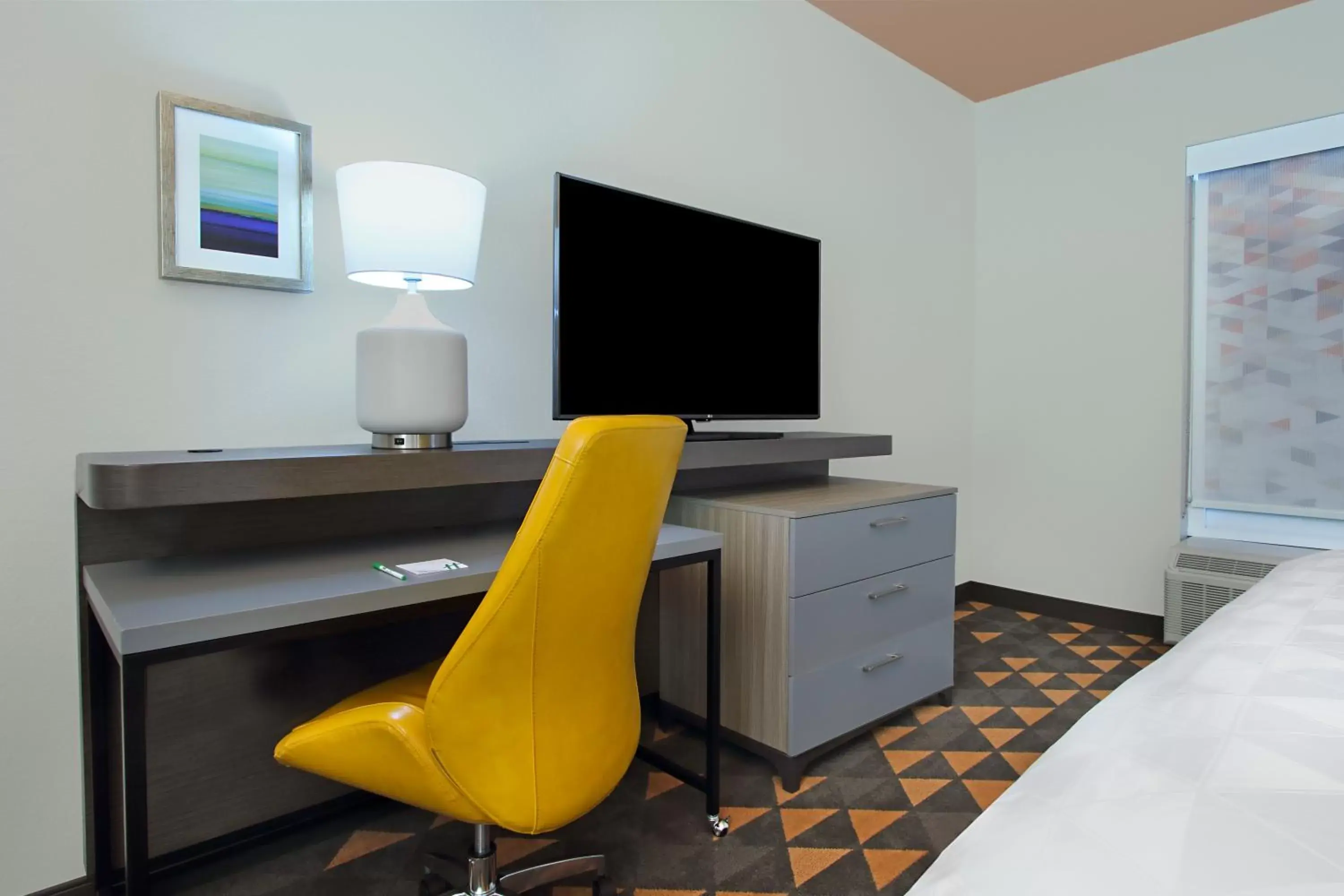 TV and multimedia, TV/Entertainment Center in Holiday Inn Hattiesburg - North, an IHG Hotel