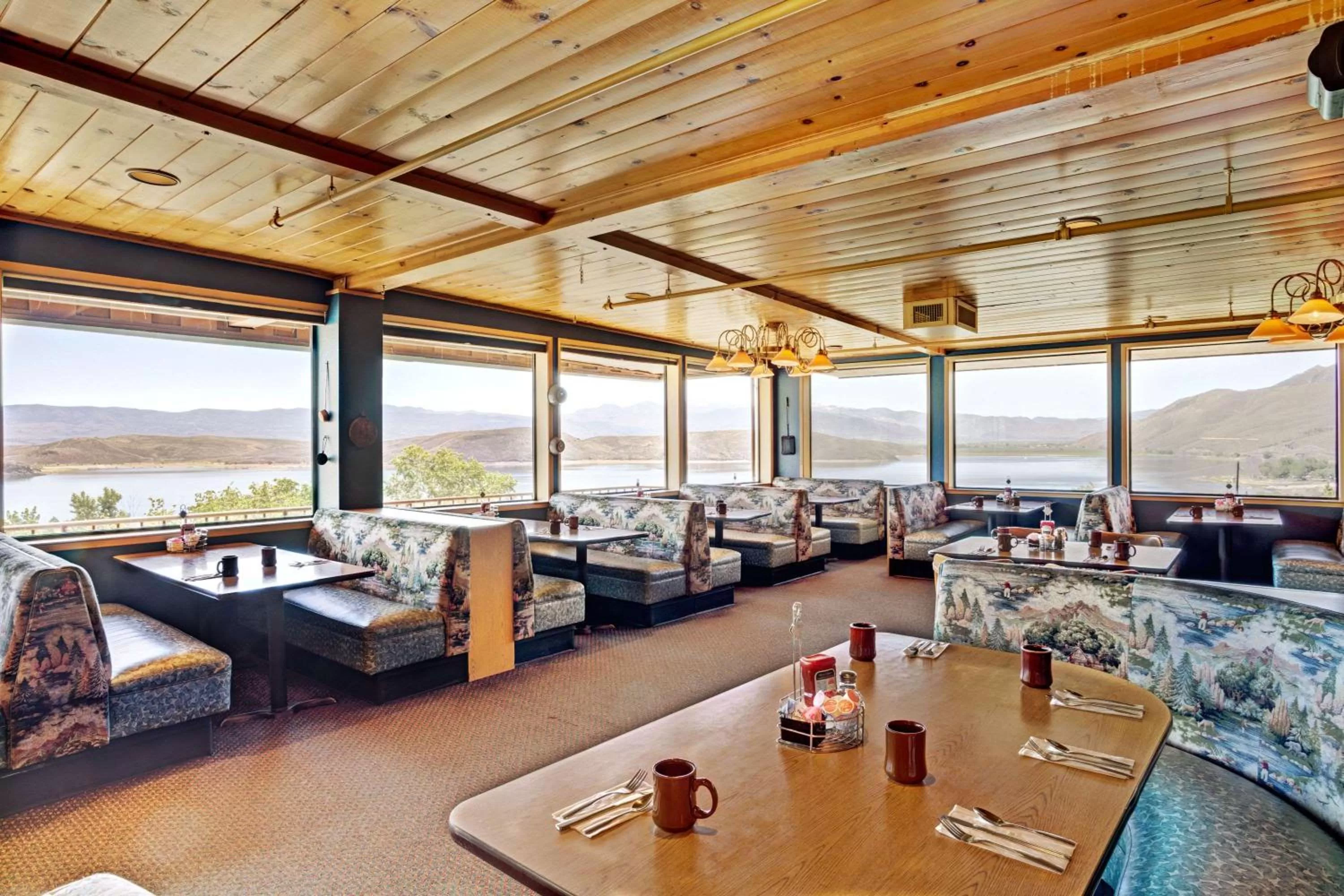 Restaurant/places to eat in Topaz Lodge