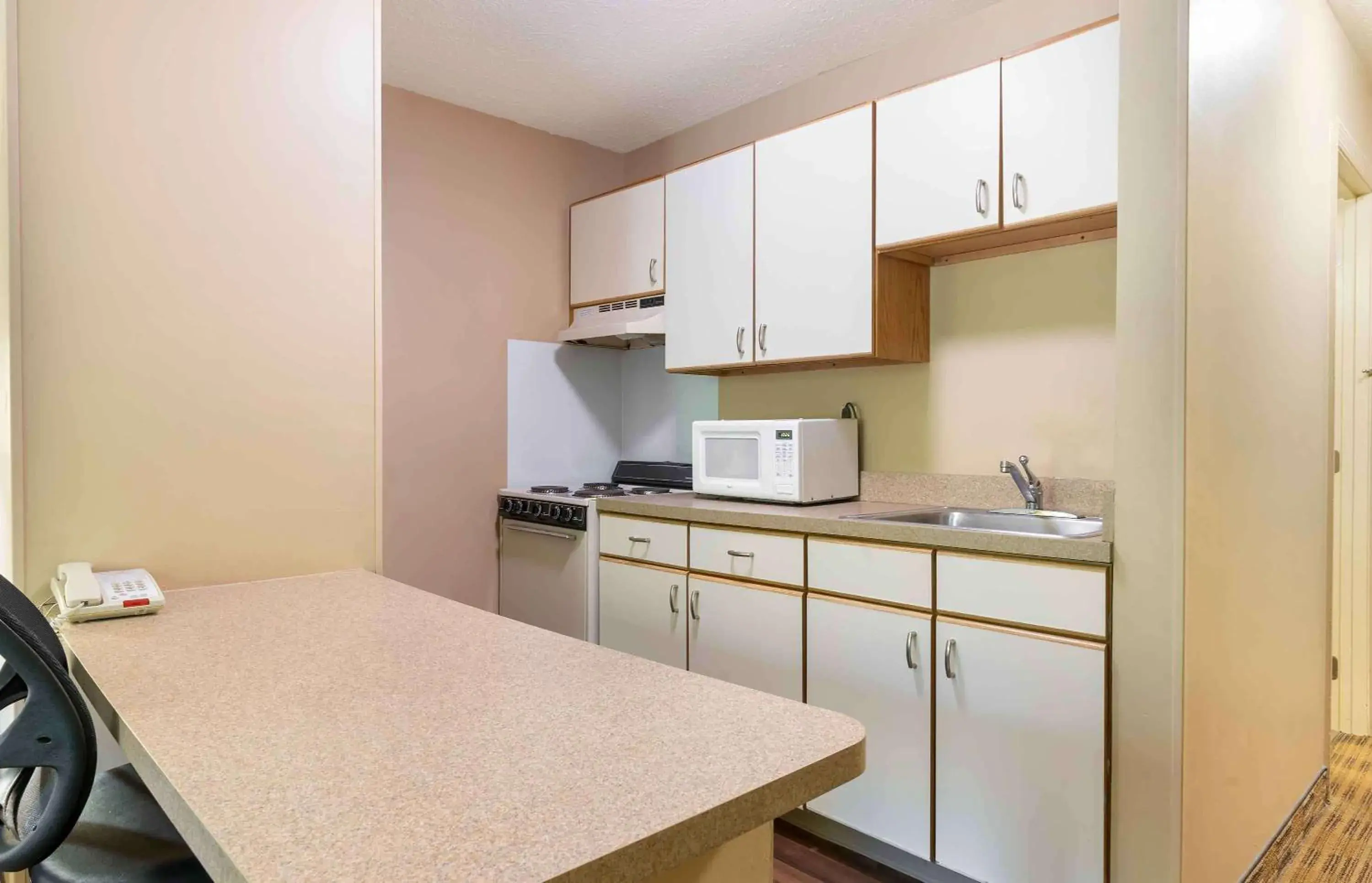 Bedroom, Kitchen/Kitchenette in Extended Stay America Select Suites - Charlotte - Tyvola Rd - Executive Park