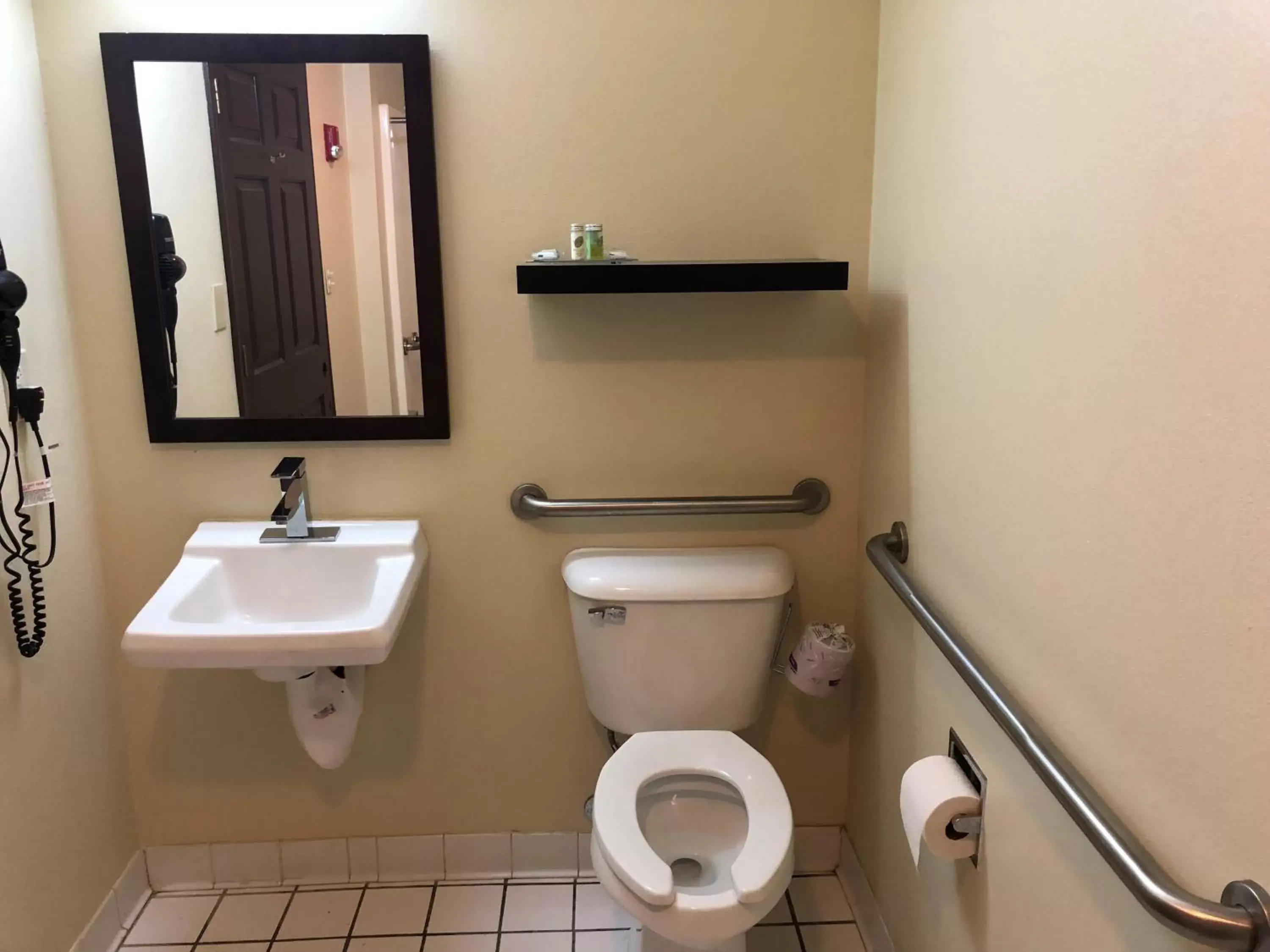 Toilet, Bathroom in Boarders Inn & Suites by Cobblestone Hotels - Ashland City