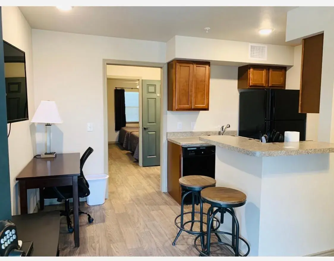 Dining area, Kitchen/Kitchenette in Eagle's Den Suites Andrews a Travelodge by Wyndham