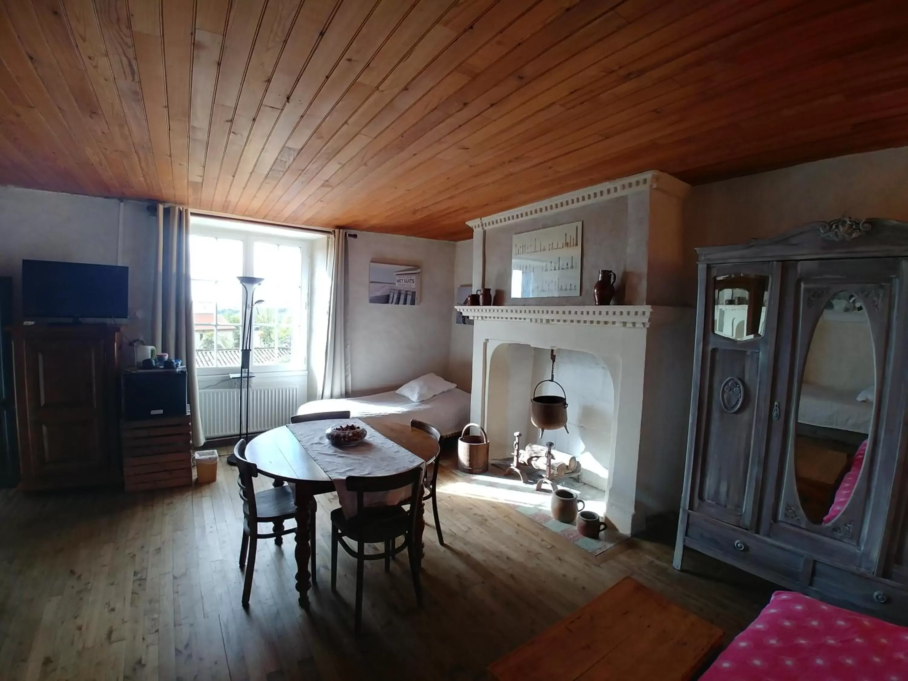 Photo of the whole room, Dining Area in Manoir Le Cristal - Futuroscope a petit prix , grandes chambres familiales 5-6 personnes ,