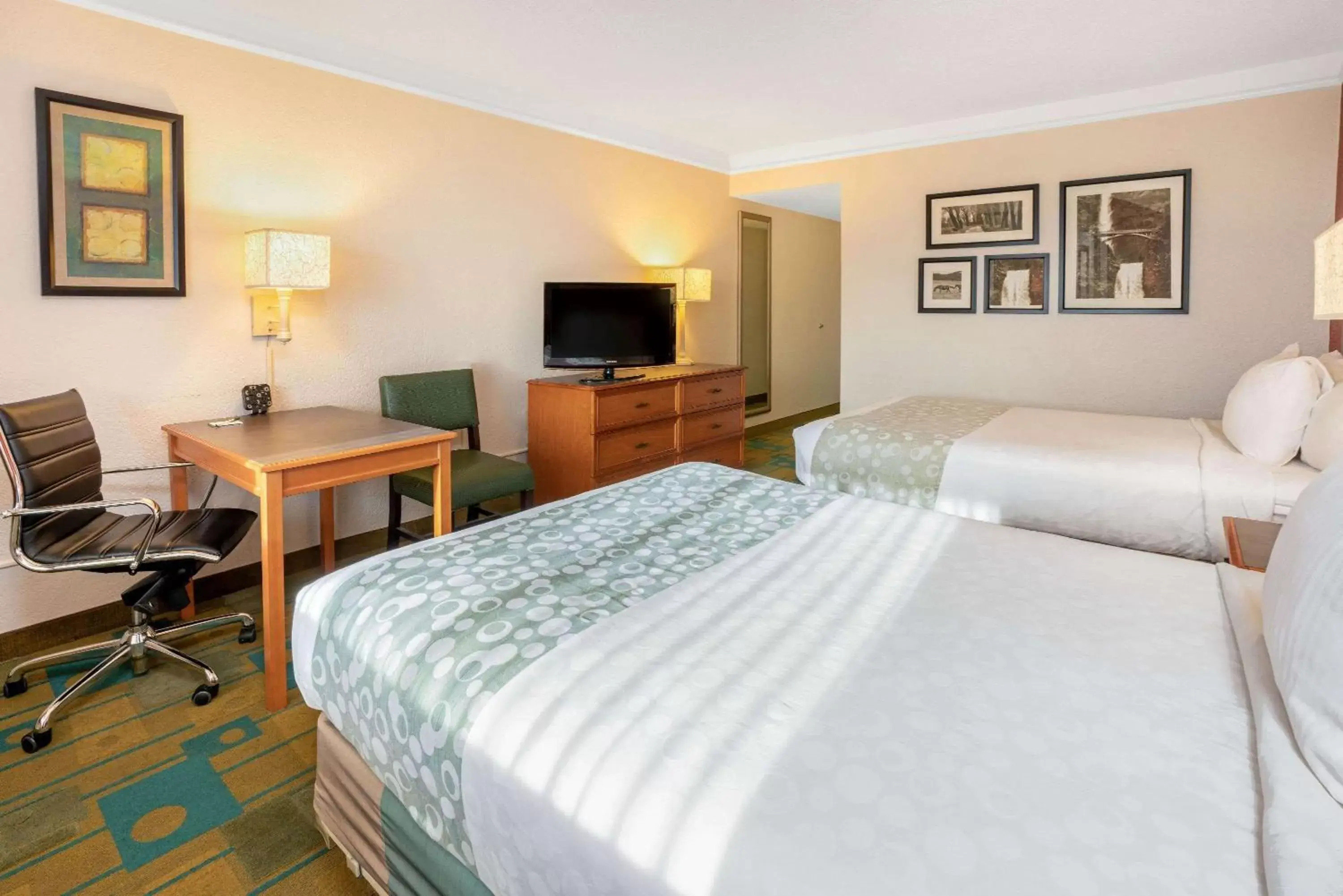 Photo of the whole room, Bed in La Quinta by Wyndham Seattle Sea-Tac Airport