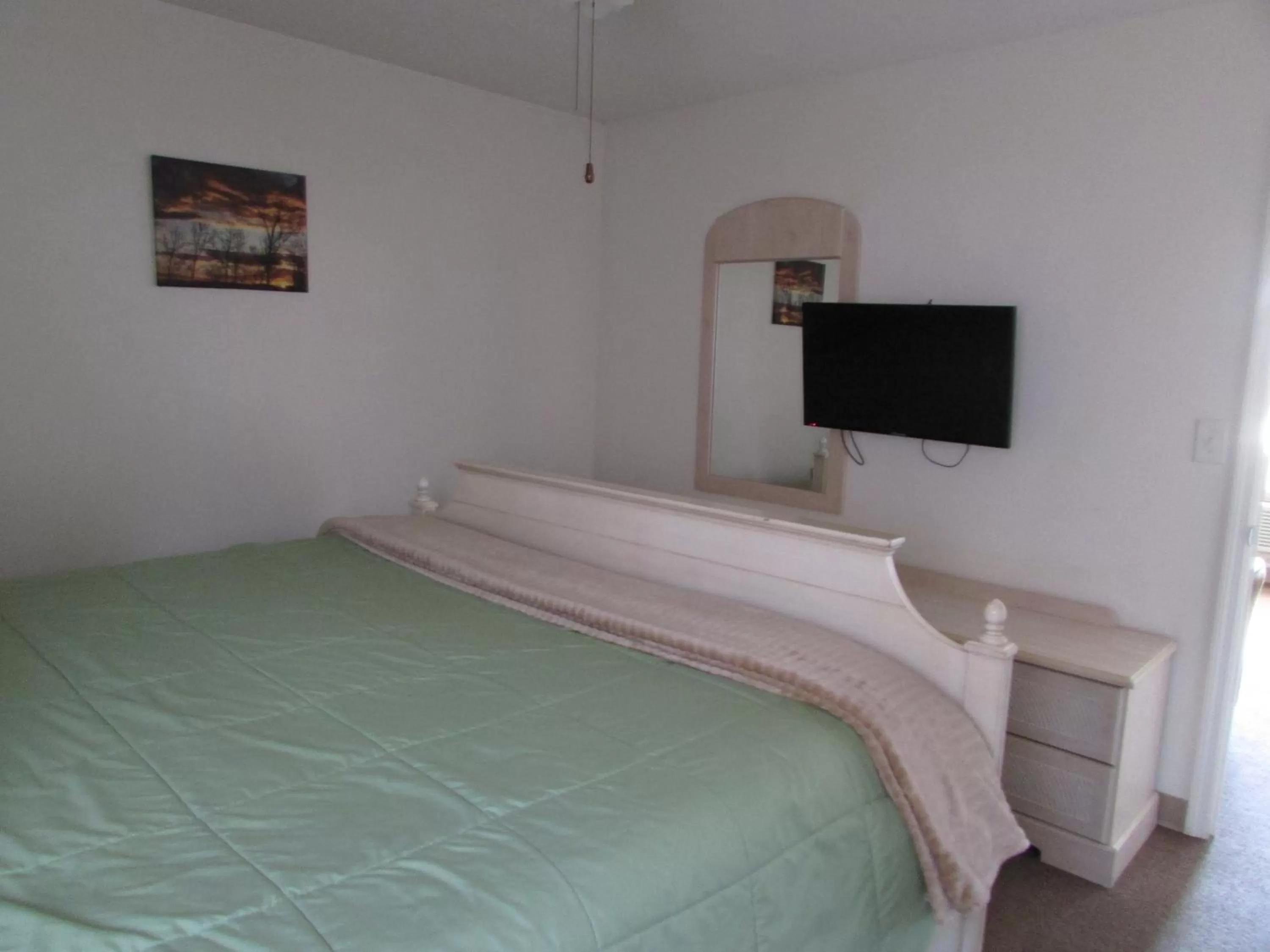 Bedroom, Bed in Douglas Inn & Suites, Blue Ridge, GA