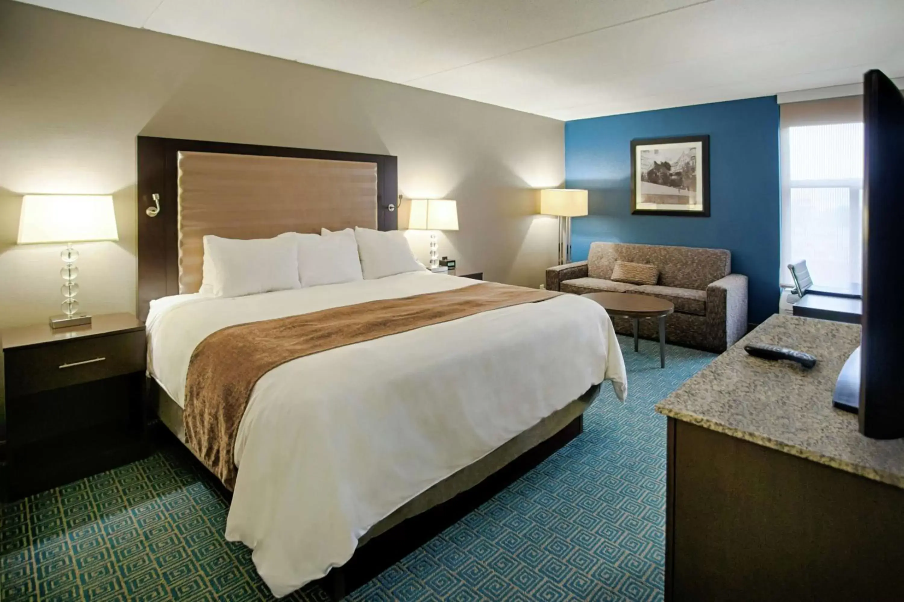 Living room, Bed in DoubleTree by Hilton Roseville Minneapolis