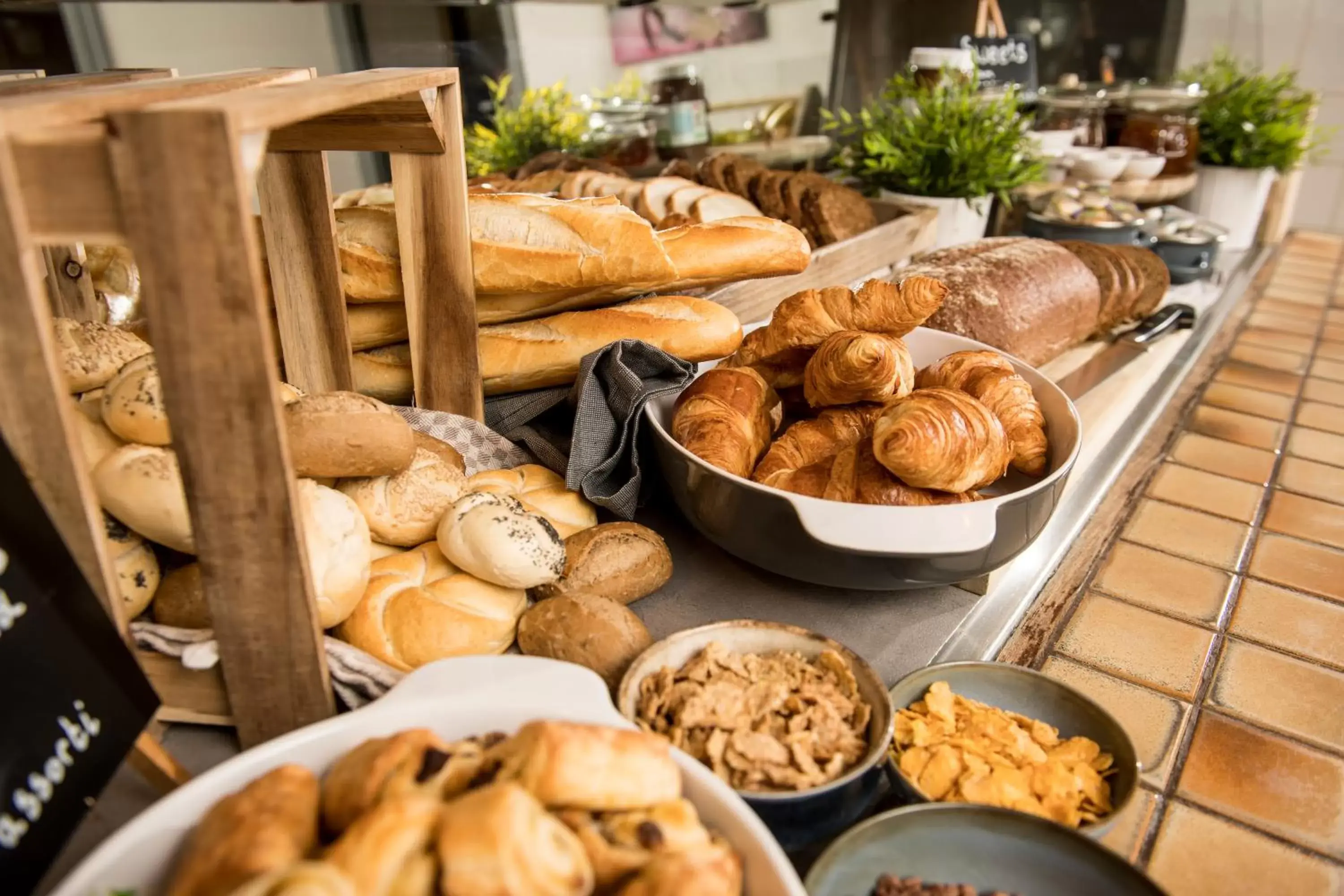 Continental breakfast, Food in Campanile Hotel & Restaurant Rotterdam Oost