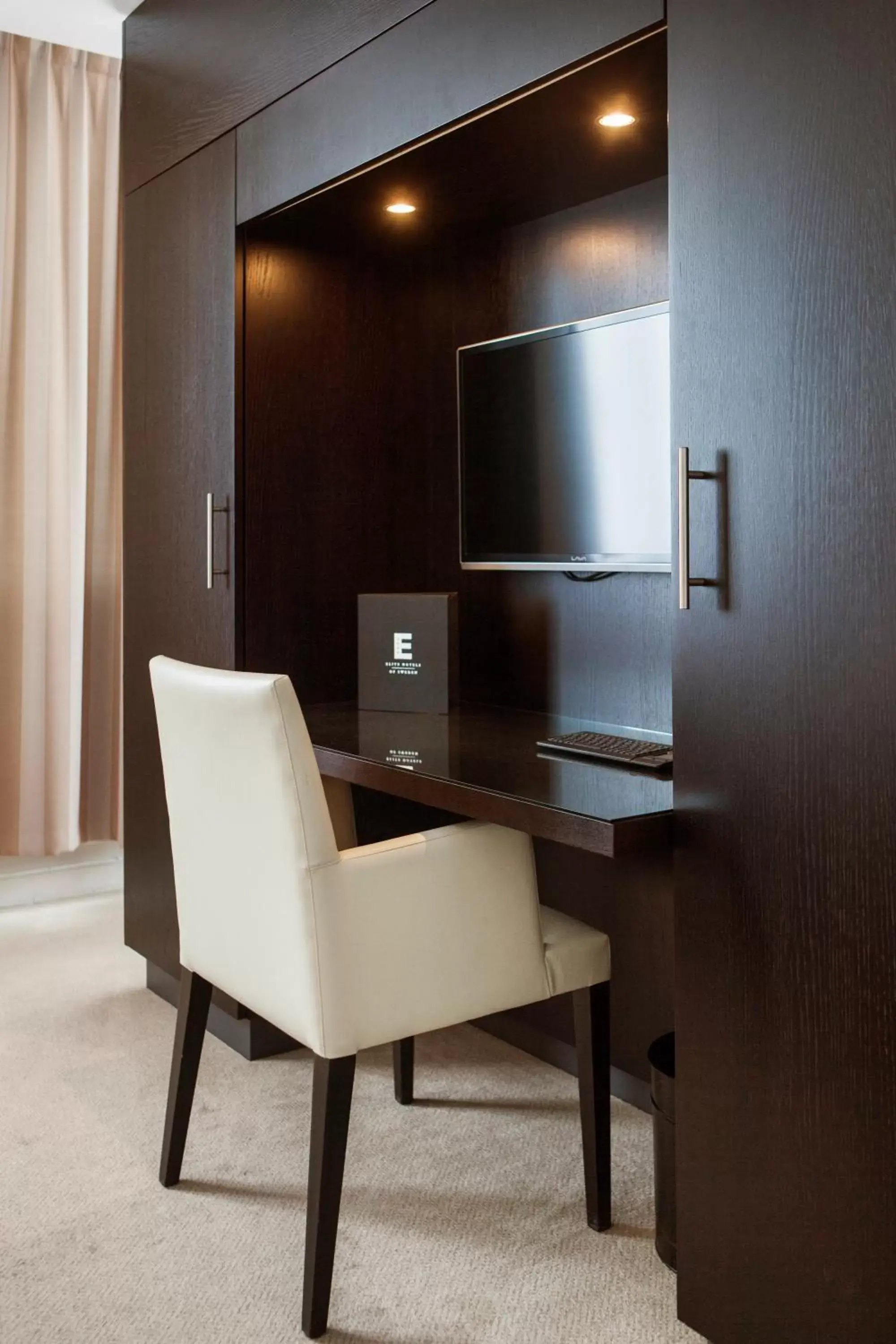 TV and multimedia, TV/Entertainment Center in Elite Park Avenue Hotel