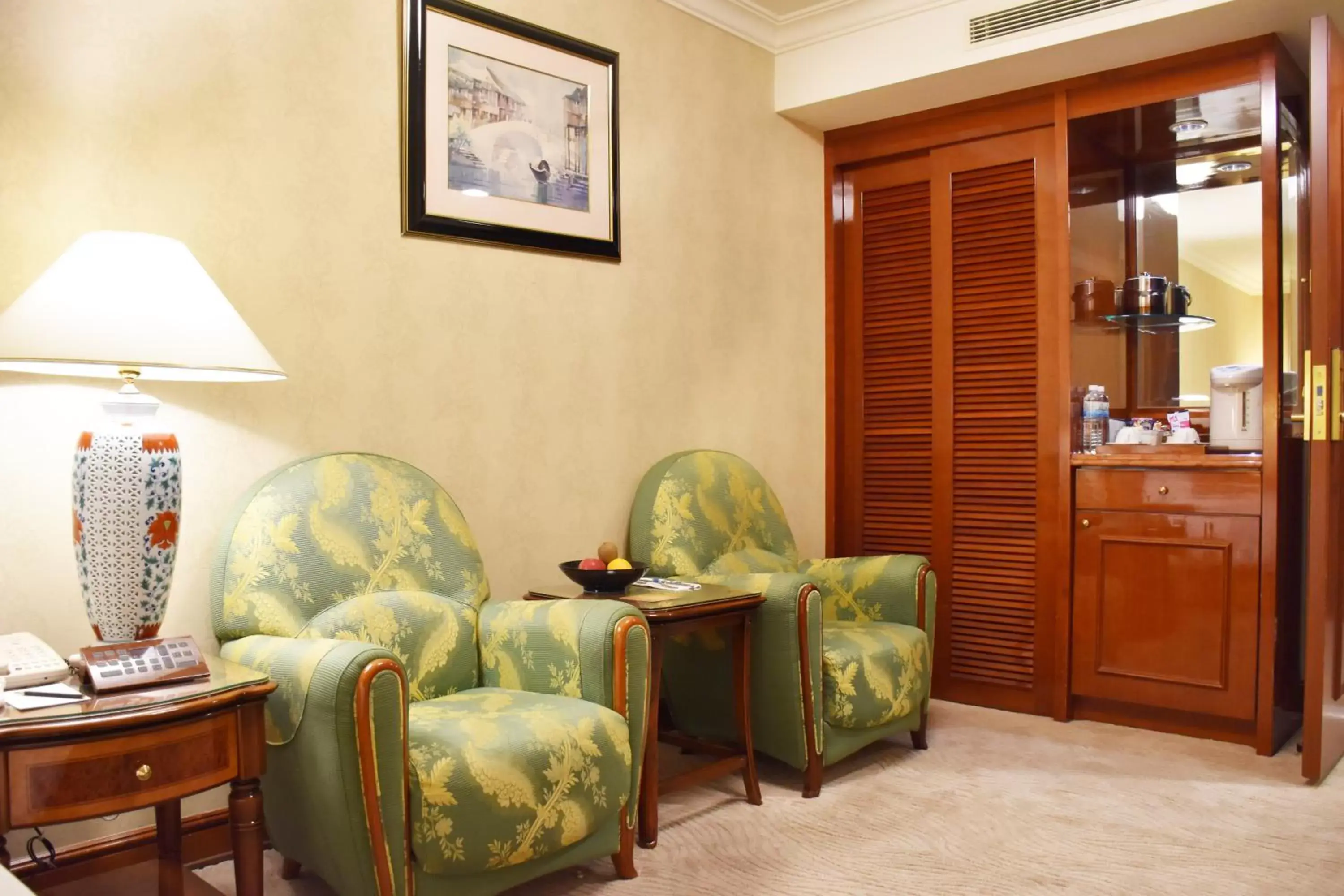 Photo of the whole room, Seating Area in Evergreen Laurel Hotel Taipei