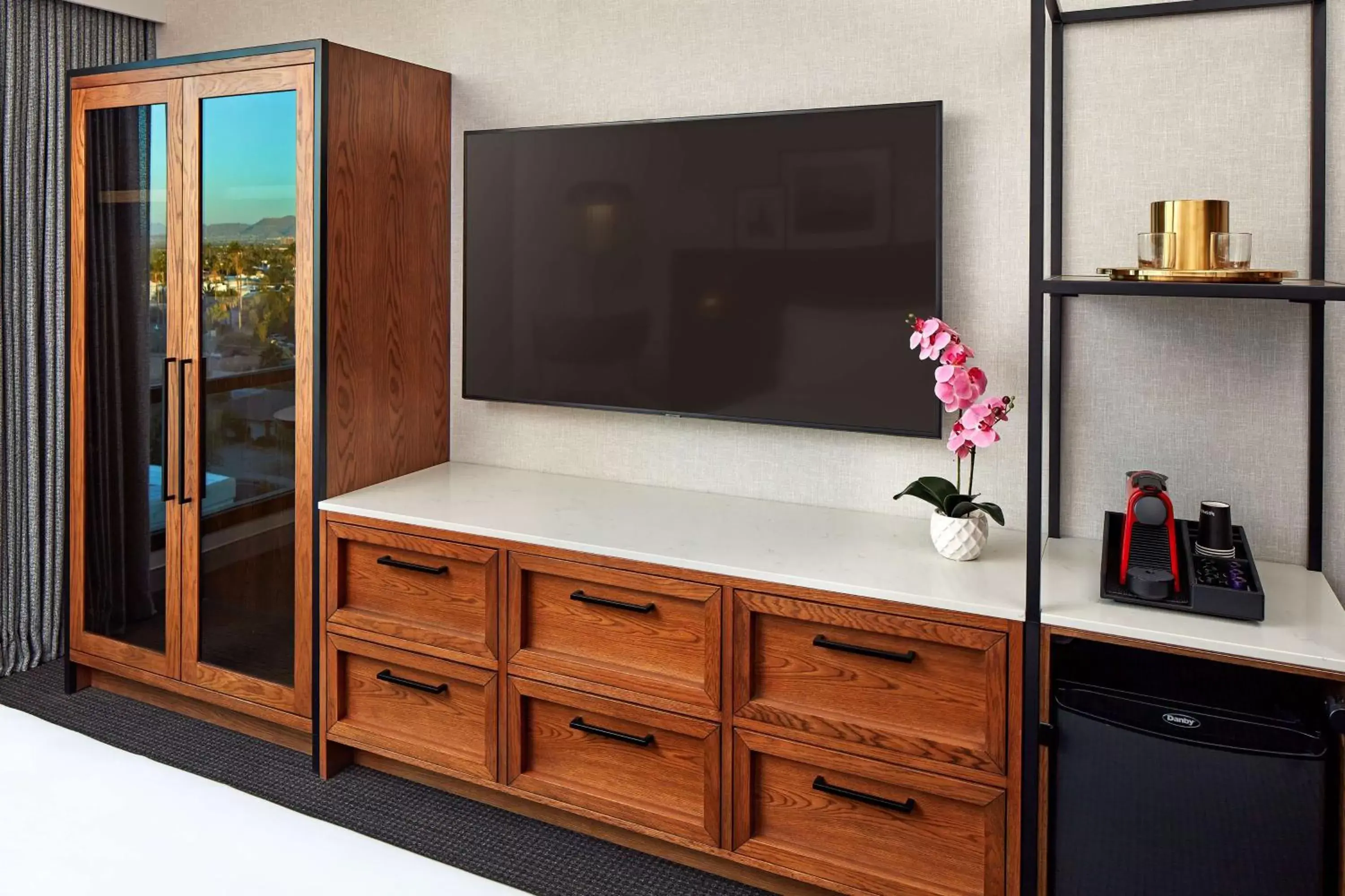 Bedroom, TV/Entertainment Center in Senna House Hotel Scottsdale, Curio Collection By Hilton