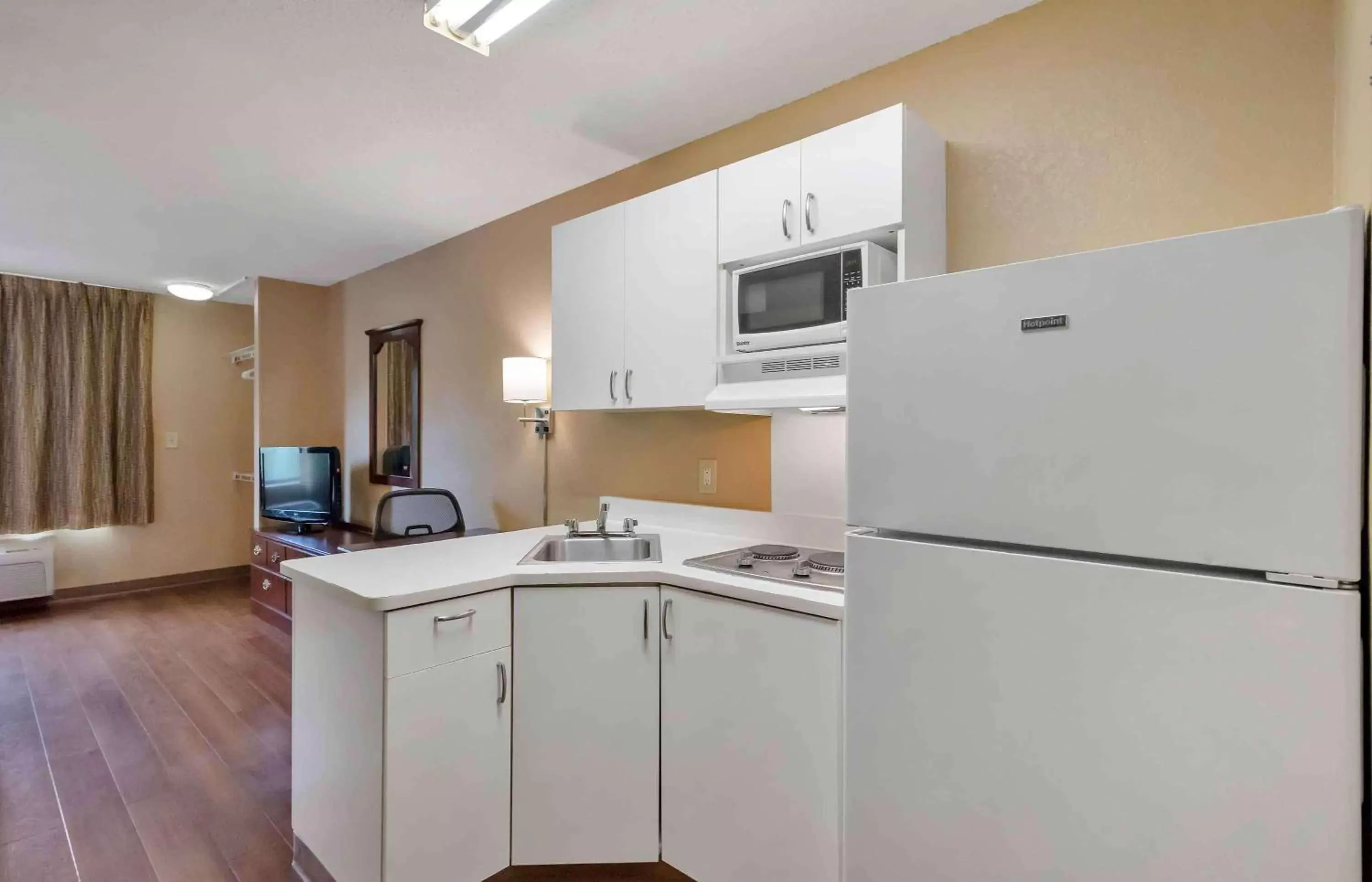 Bedroom, Kitchen/Kitchenette in Extended Stay America Suites - Atlanta - Perimeter - Crestline