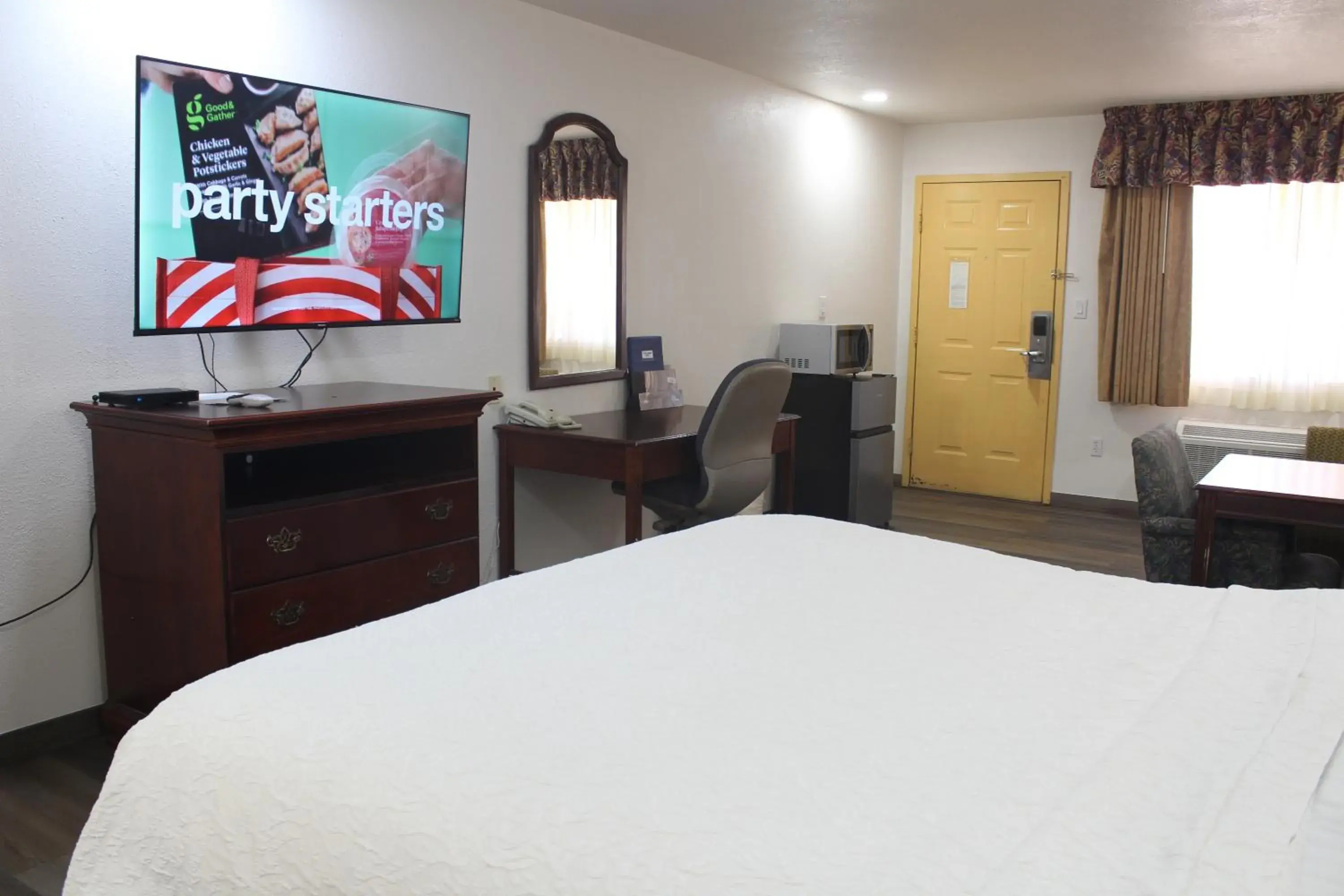 Bed, TV/Entertainment Center in Rodeway Inn Tucumcari