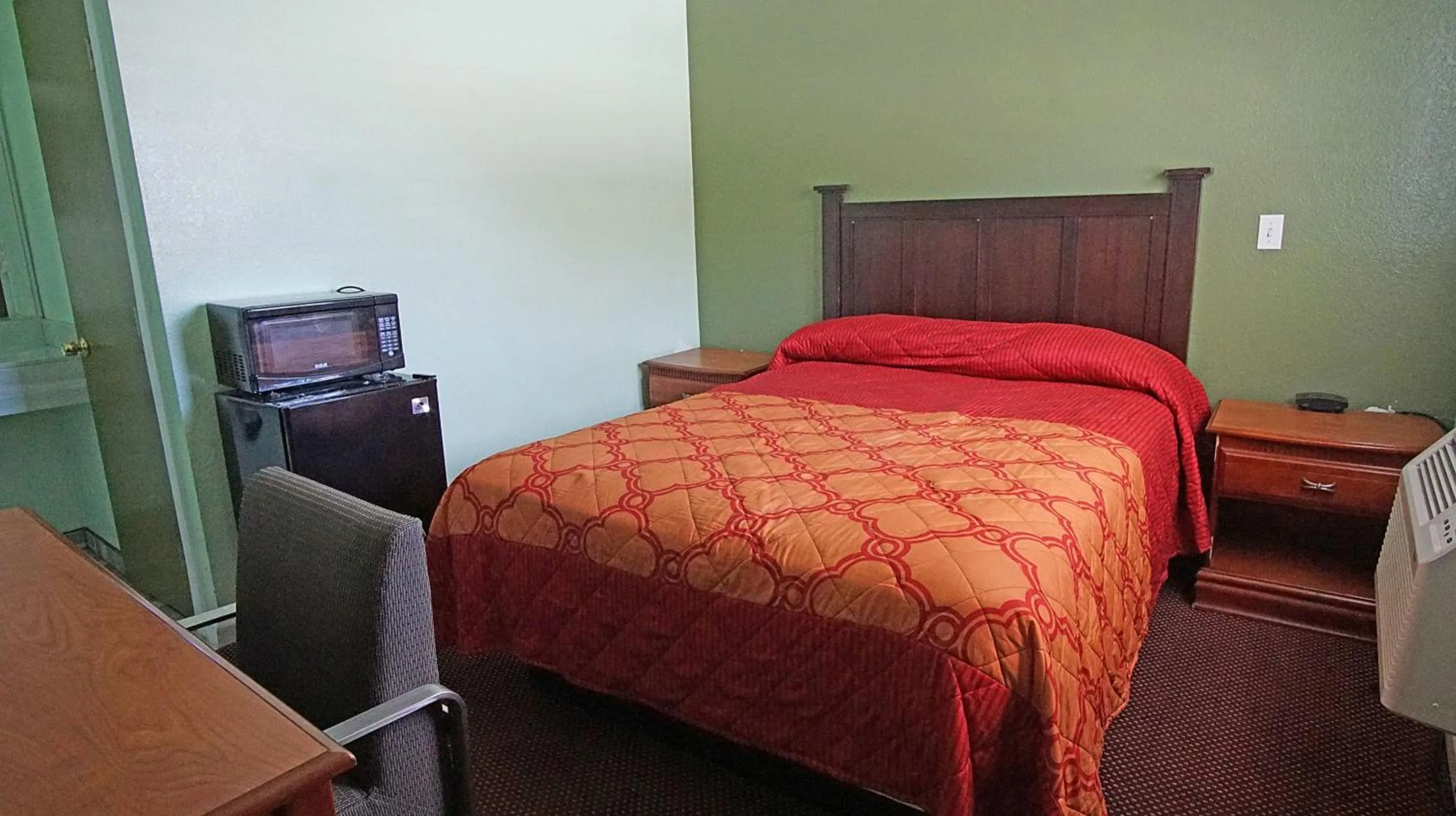 Bed in Rosa Bell Motel - Los Angeles