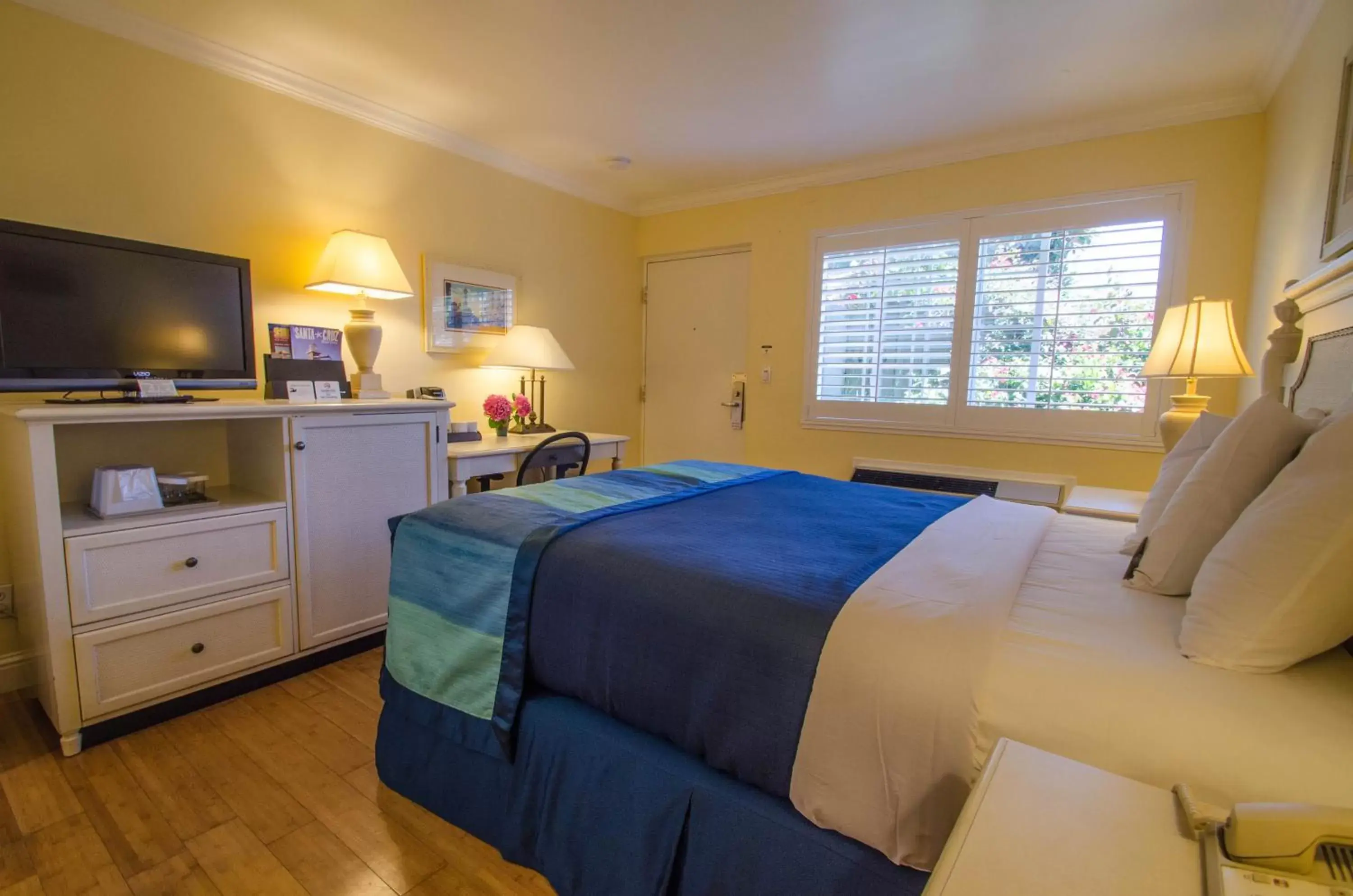 Standard Queen Room in Continental Inn Standard Queen Room in Continental Inn