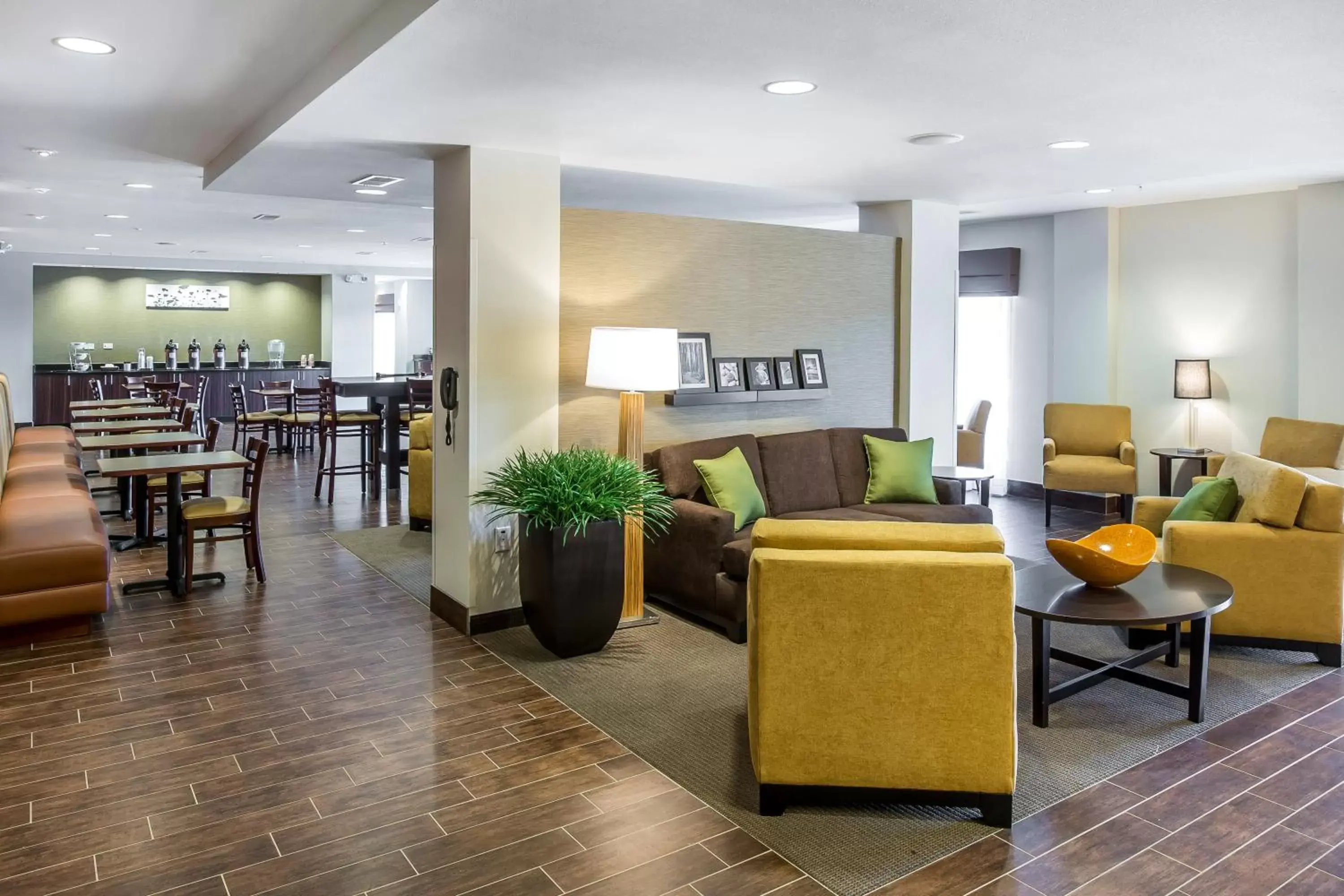 Lobby or reception, Lounge/Bar in MainStay Suites Cartersville