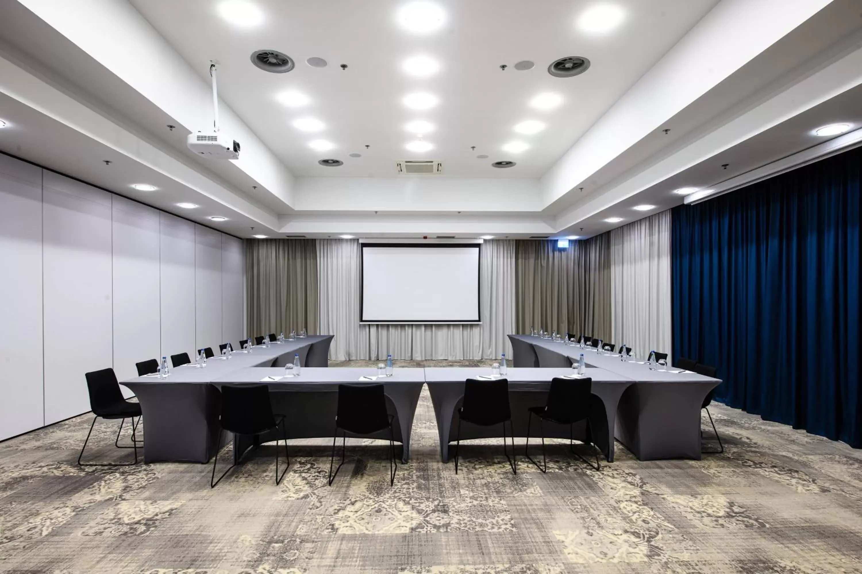 Meeting/conference room in Courtyard by Marriott Warsaw Airport