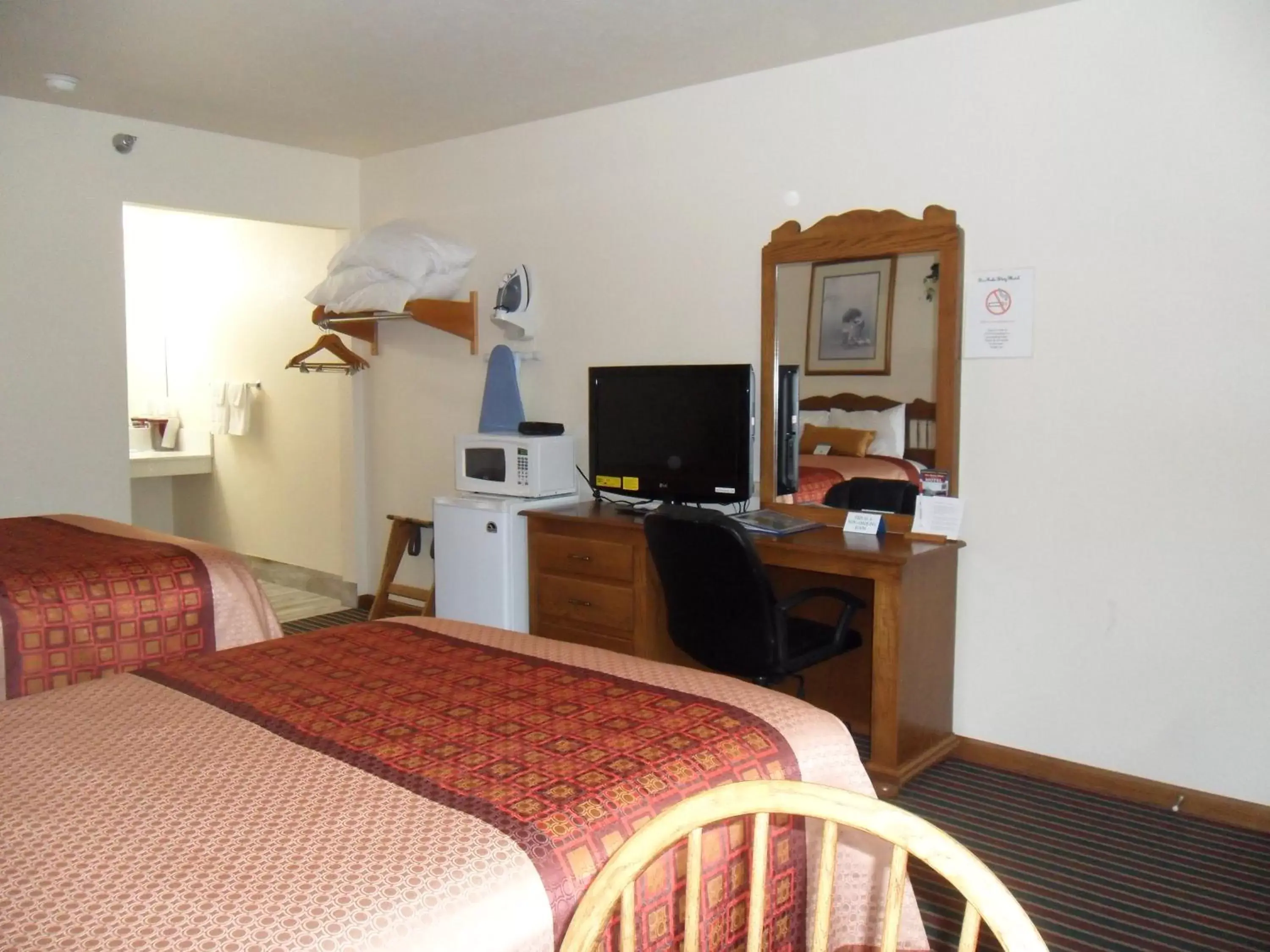 Photo of the whole room, TV/Entertainment Center in Der Ruhe Blatz Motel