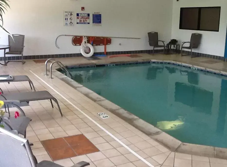 Swimming Pool in Ramada Hotel Ashland-Catlettsburg