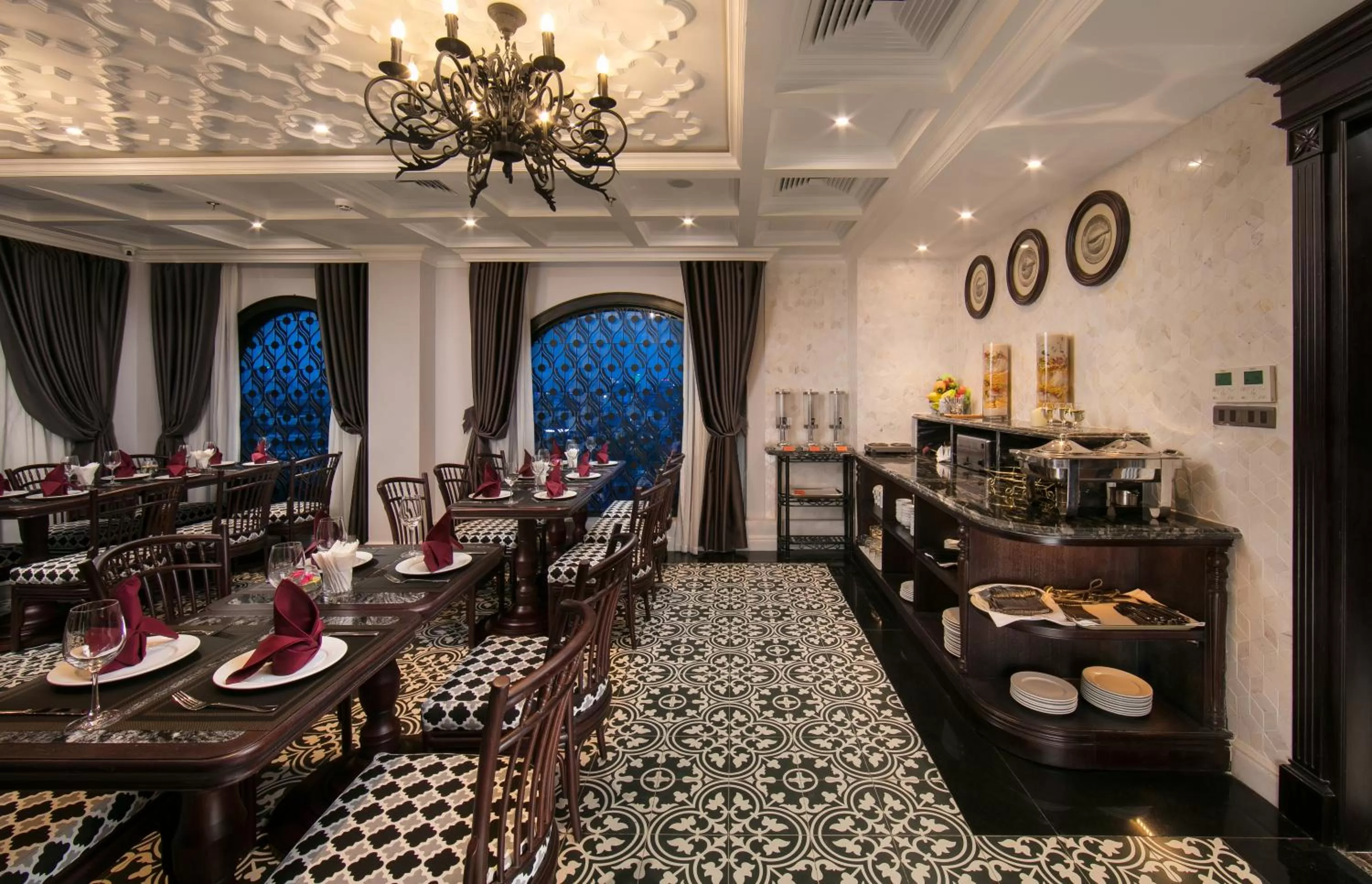 Restaurant/places to eat in Canary Hotel