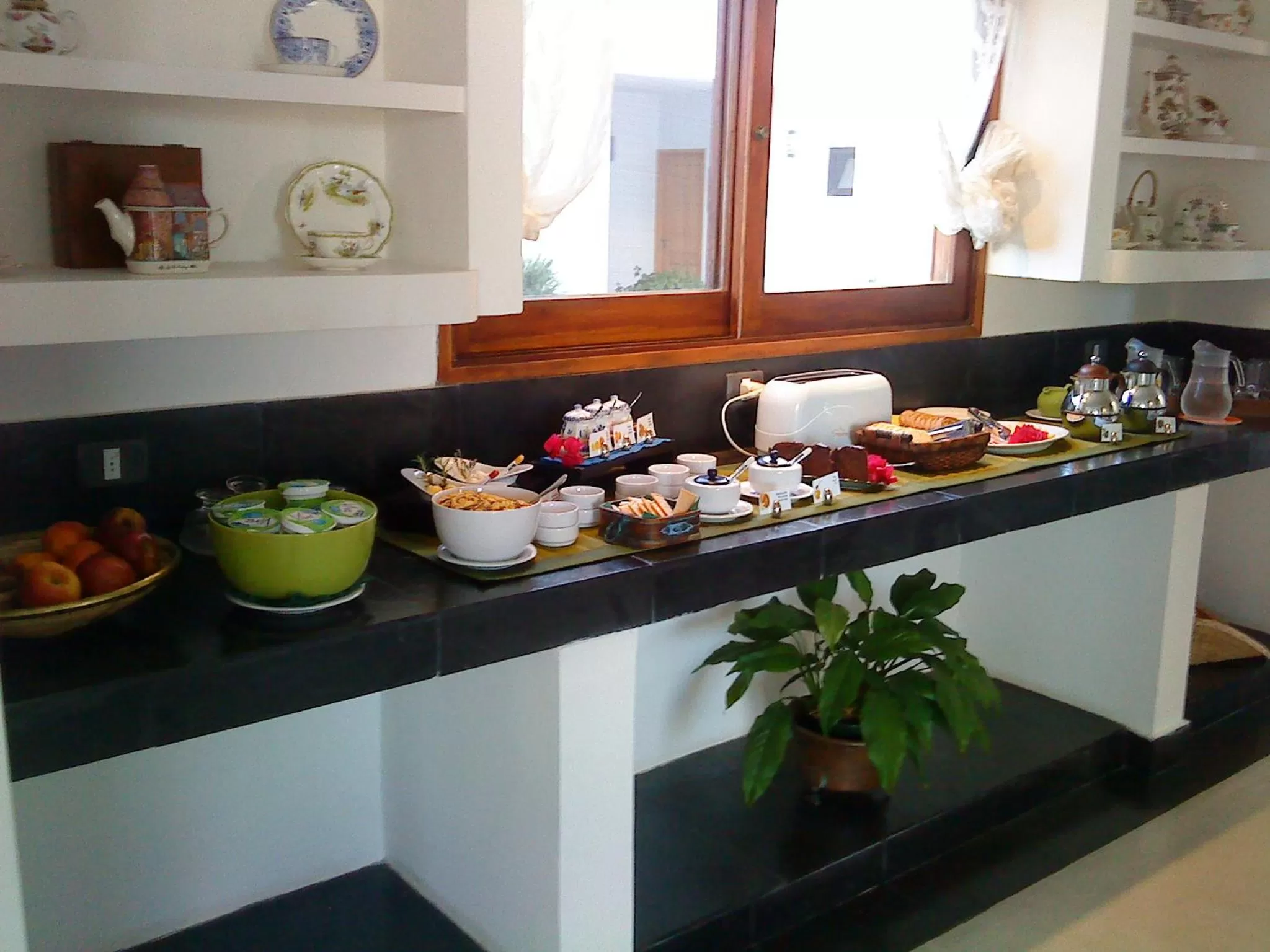 Buffet breakfast in Posada de los Pajaros