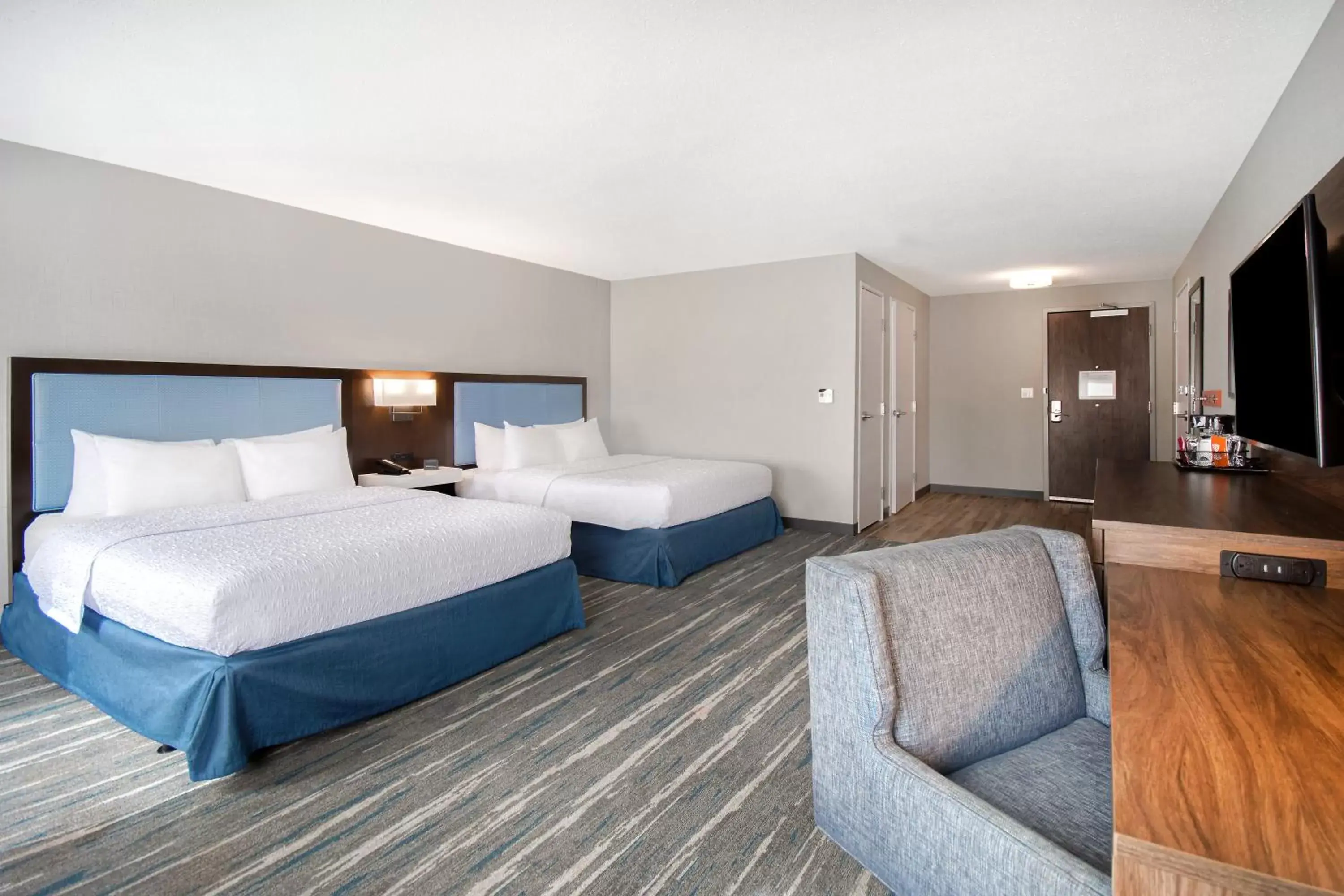Bed in Hampton Inn & Suites Dayton-Vandalia