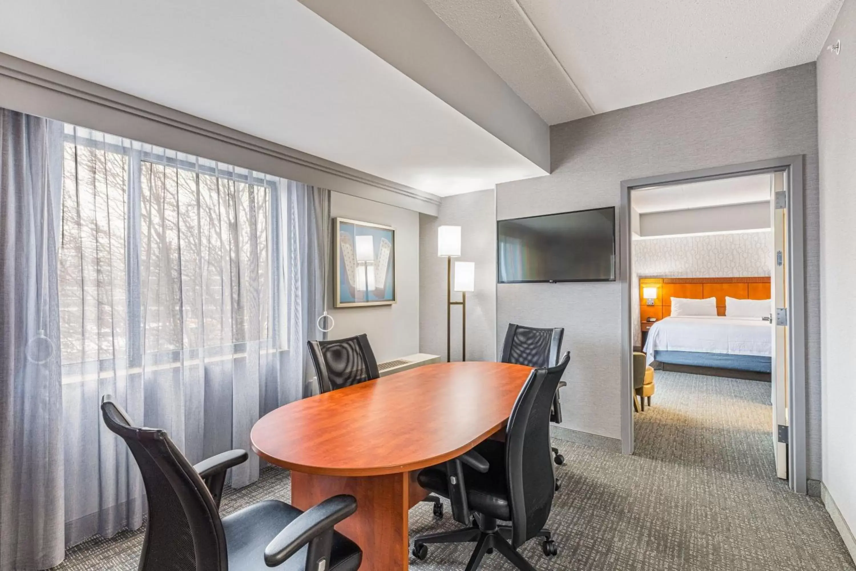 Living room in Courtyard by Marriott Boston Waltham