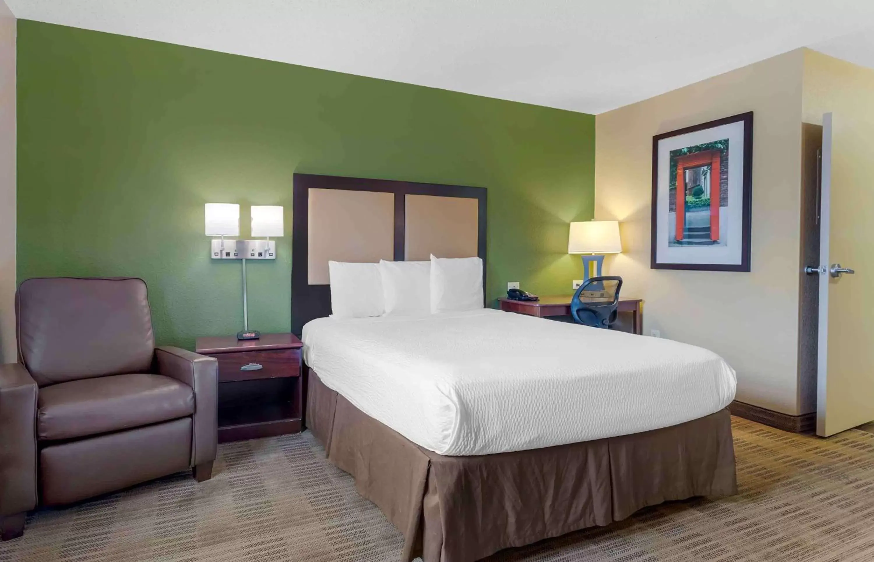 Bedroom, Bed in Extended Stay America Suites - Houston - Galleria - Westheimer