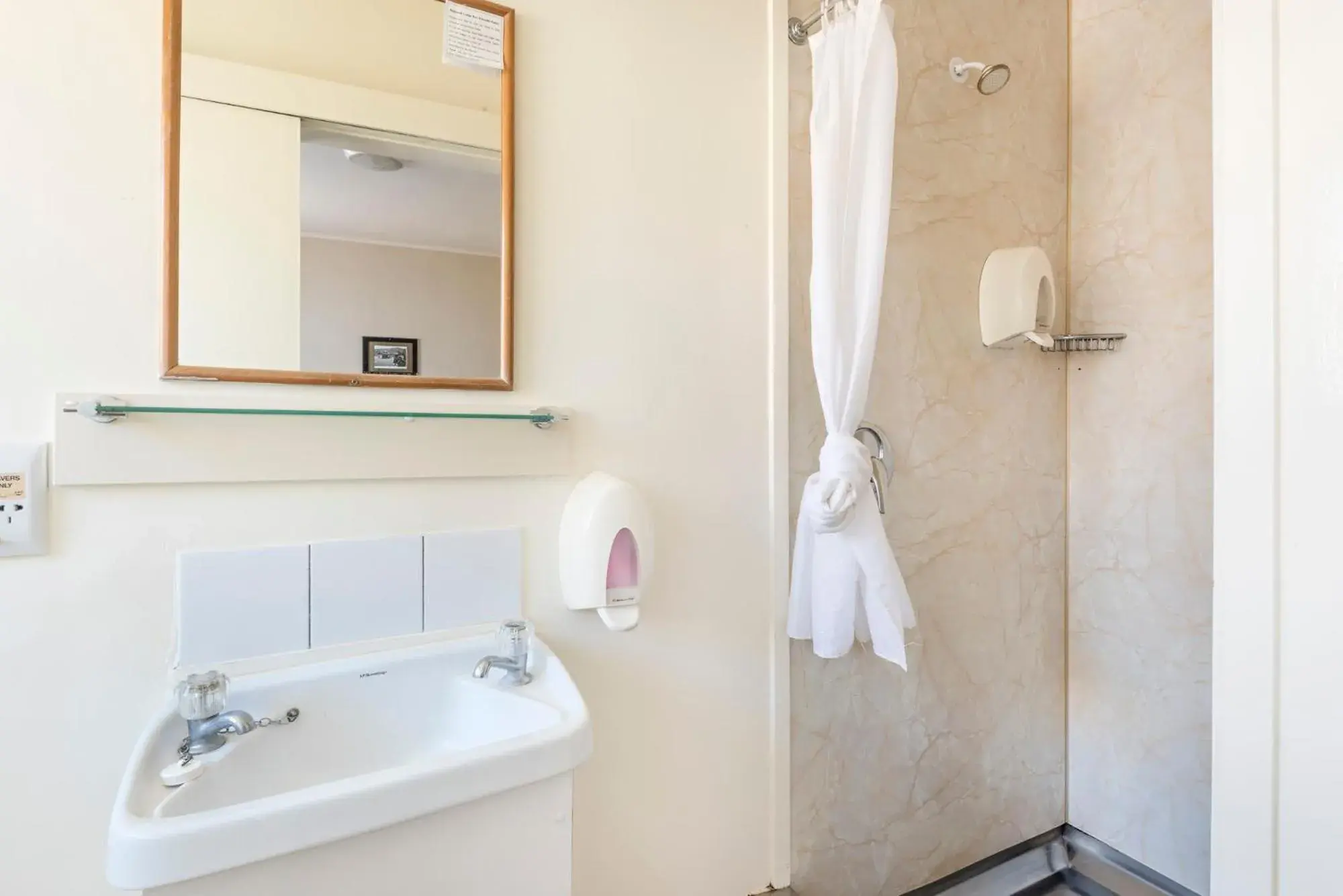 Shower, Bathroom in Halswell Lodge