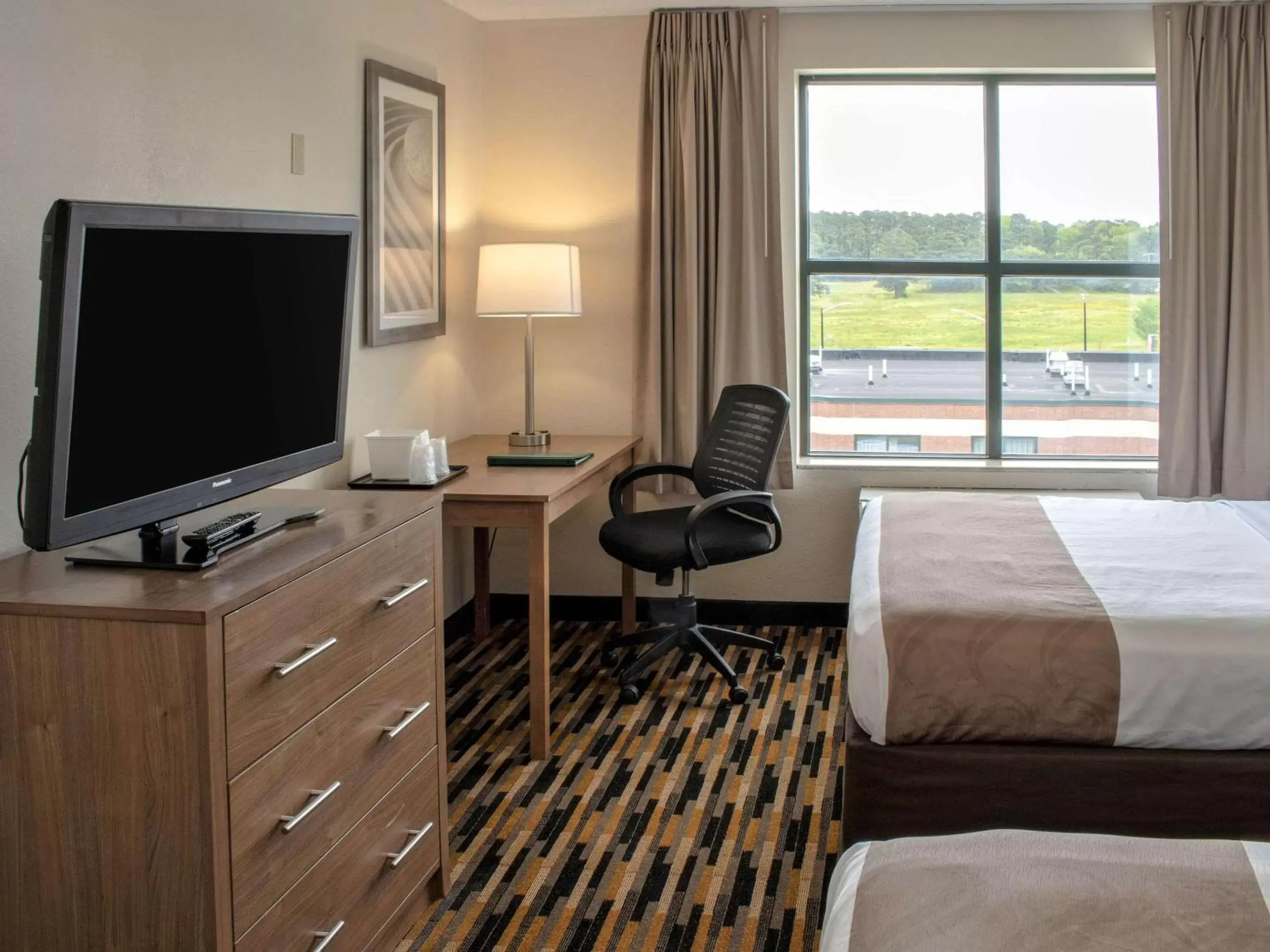 Photo of the whole room, TV/Entertainment Center in Quality Suites Lake Wright Norfolk Airport