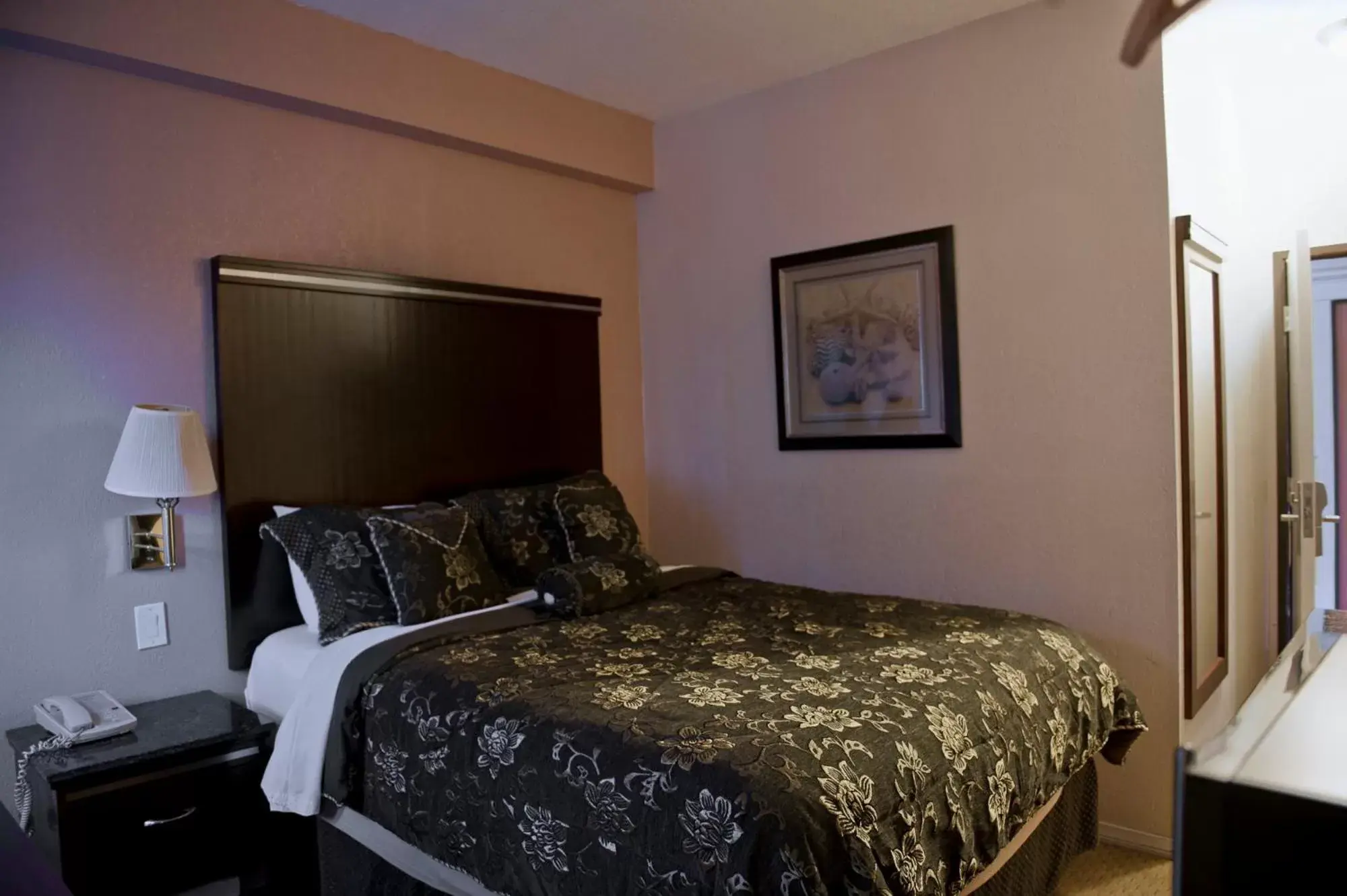 Shower, Bed in Harborview Inn & Suites-Convention Center-Airport-Gaslamp-Seaworld-Zoo-Balboa Park