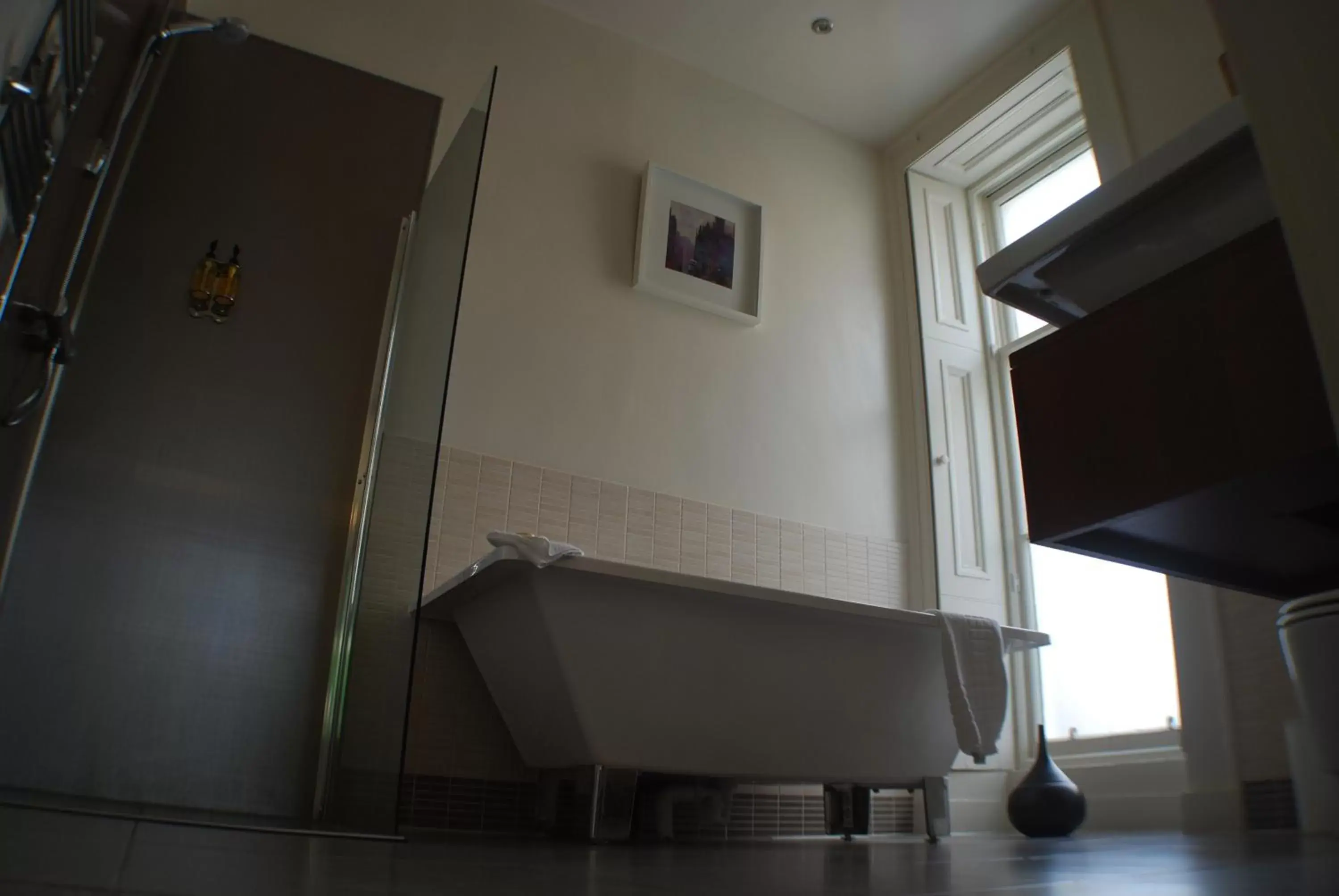 Bathroom, TV/Entertainment Center in The Salisbury Hotel