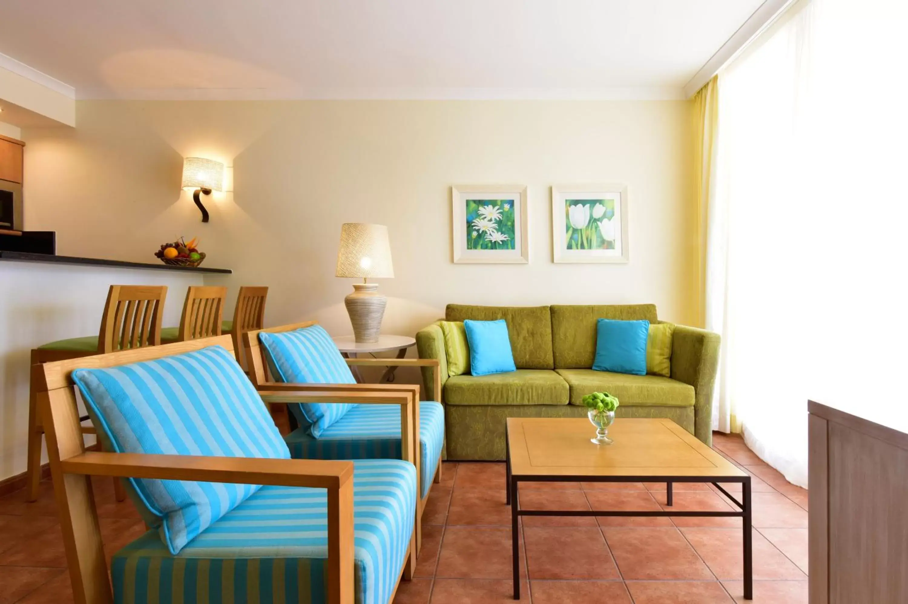 Kitchen or kitchenette, Seating Area in Pestana Viking Beach & SPA Resort