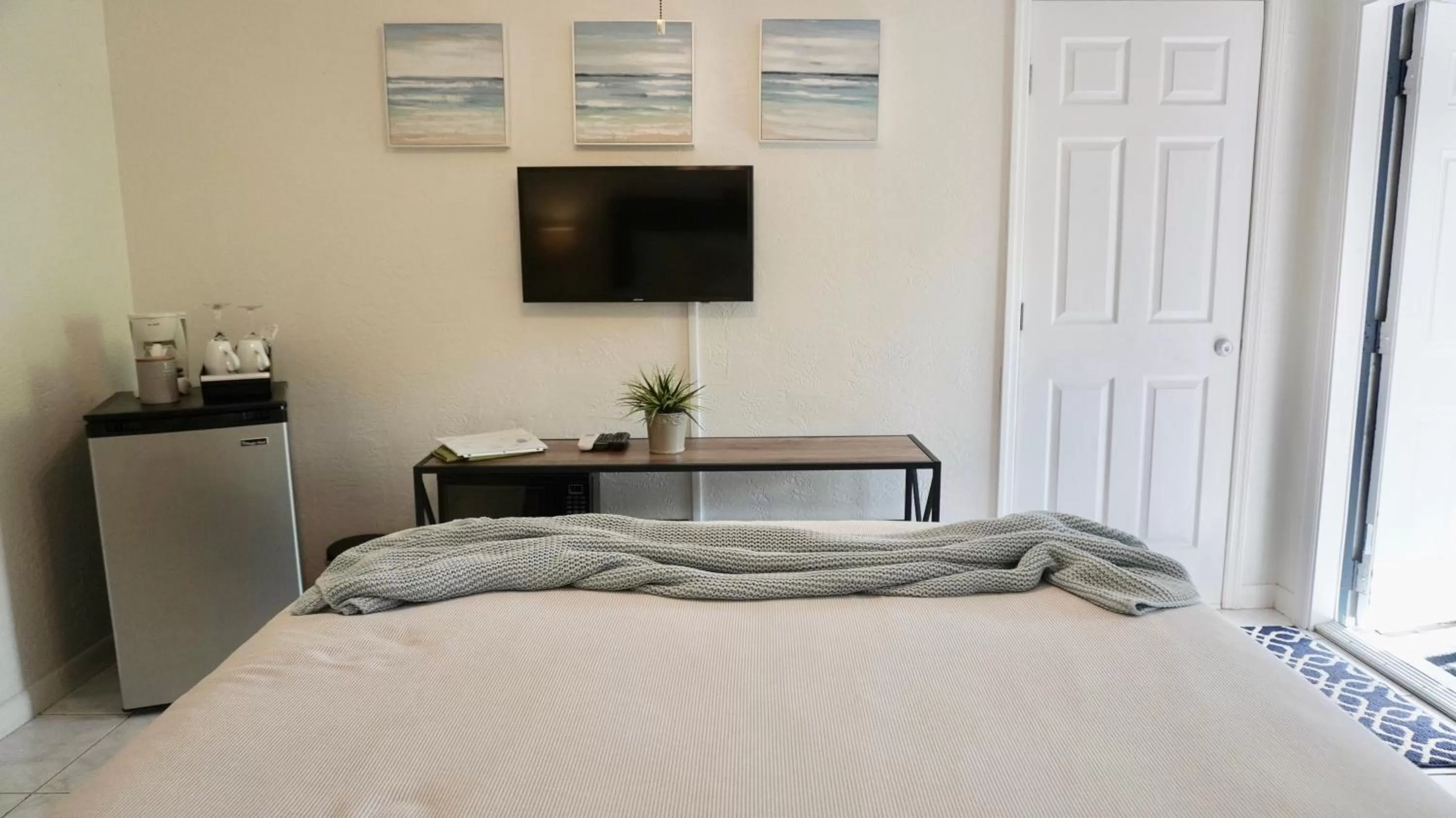 Bedroom, Bed in 4145 By The Sea Inn & Suites