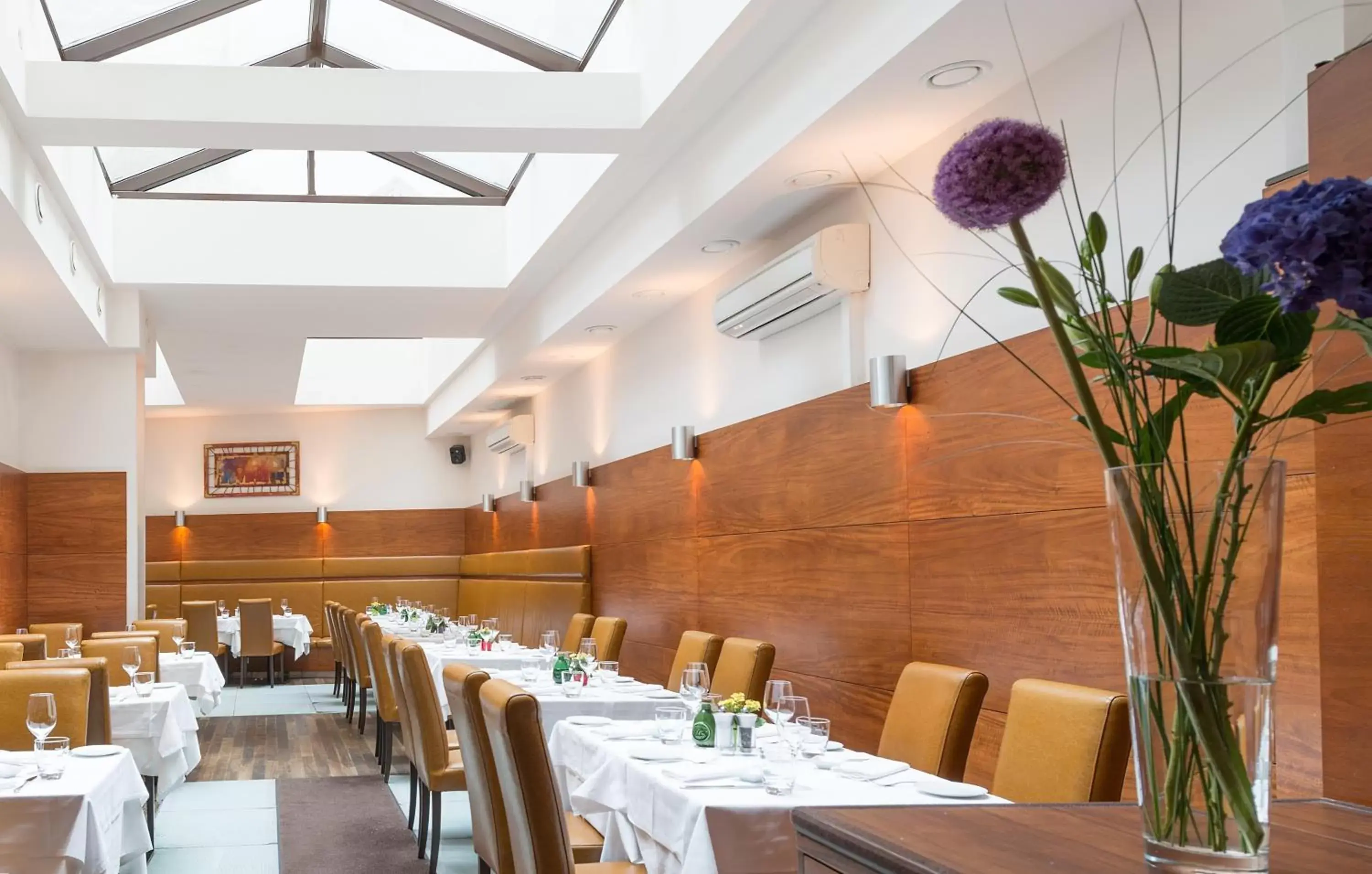 Restaurant/Places to Eat in Hotel Marc Aurel - Newly refurbished