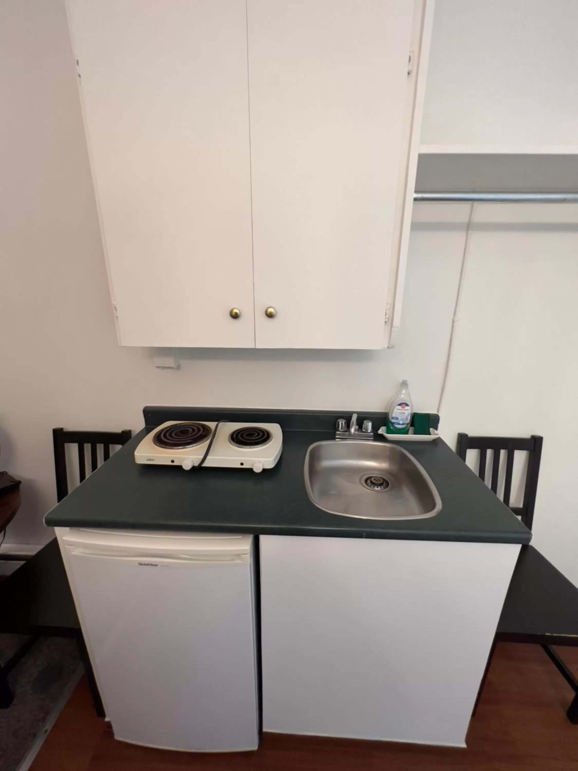 Kitchen/Kitchenette in Monashee Motel